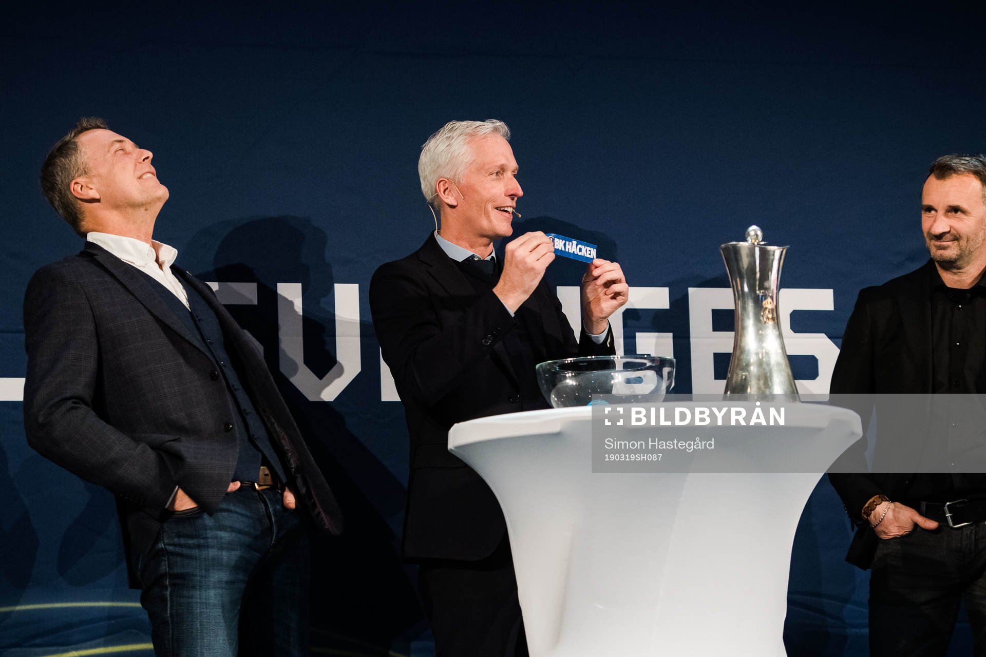 Sonny Karlsson, sportchef Häcken, Håkan Sjöstrand generalsekreterare svenska fotbollsförbundet och Nemanja Miljanovic, tränare FC Eskilstuna lottar hemmafördel för svenska cupen under fotbollsallsvenskans upptaktsträff den 19 mars 2019 i Stockholm.