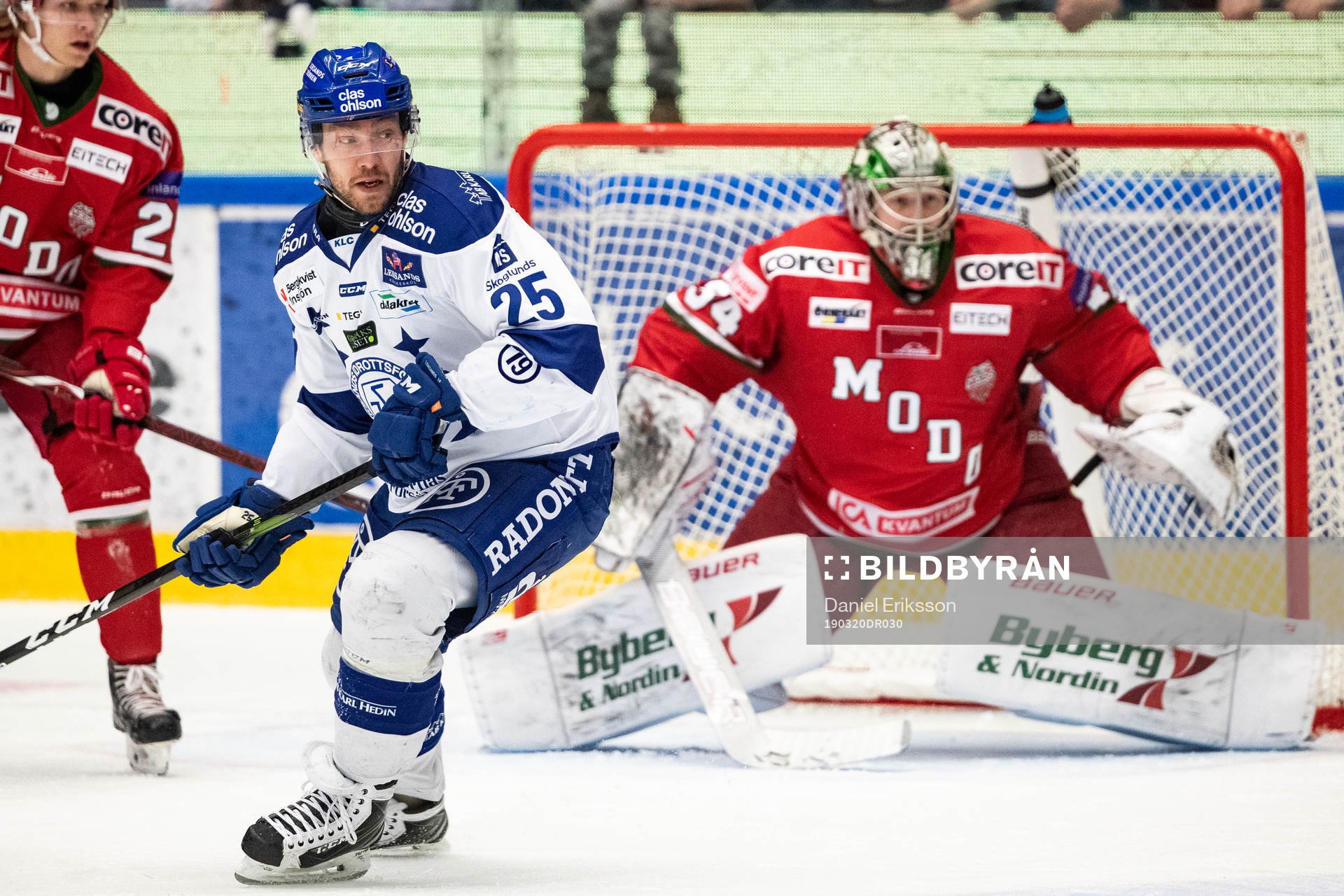 Leksands Linus Persson framför Modos målvakt Erik Hanses