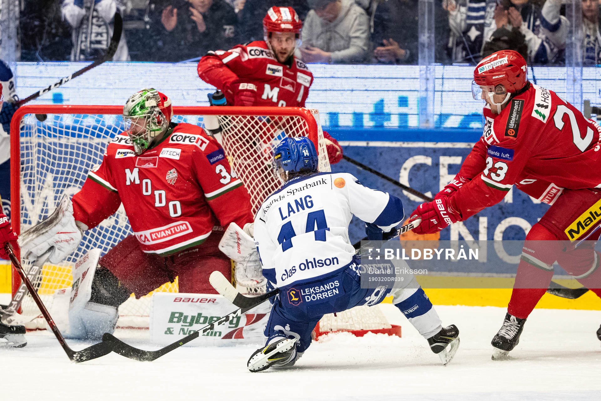Leksands Oskar Lang gör 3-0 bakom Modos målvakt Erik