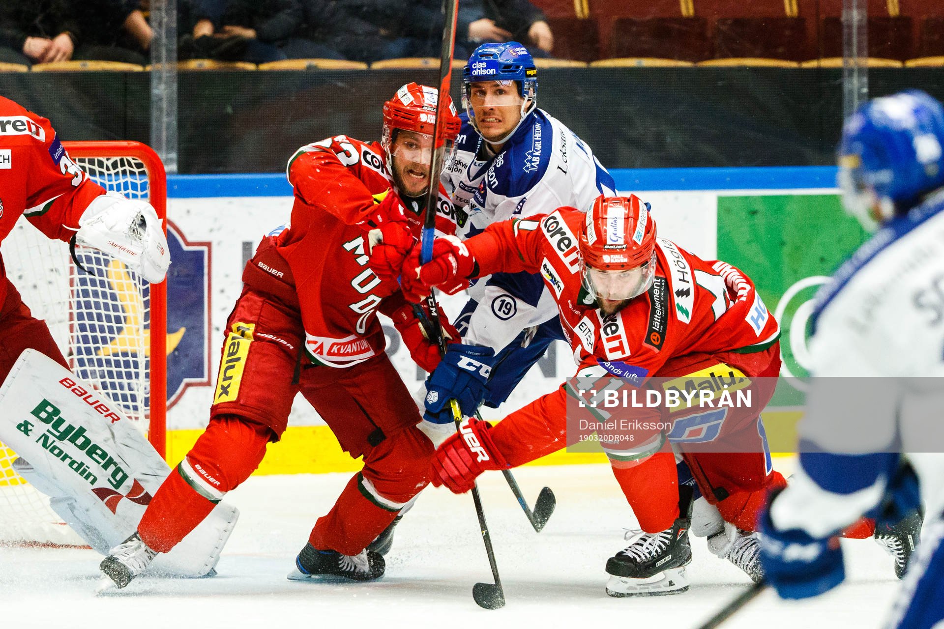 Leksands Jon Knuts i en kamp mot Modos Tommy Enström och