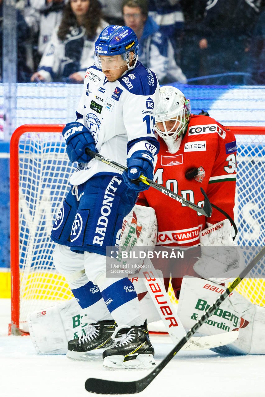 Leksands Jon Knuts oroar framför Modos målvakt Linus