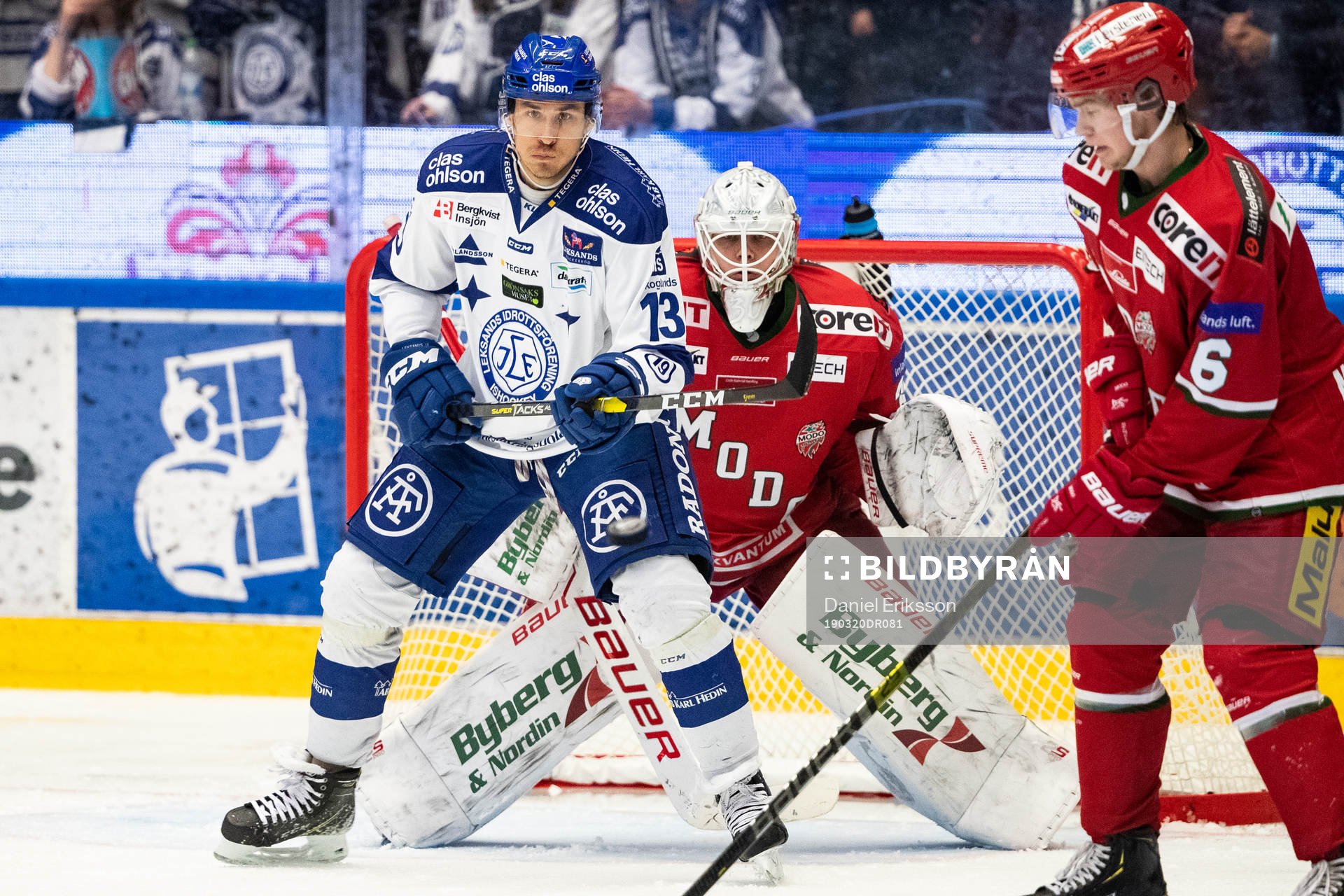 Leksands Jon Knuts och Modos målvakt Linus Lundin