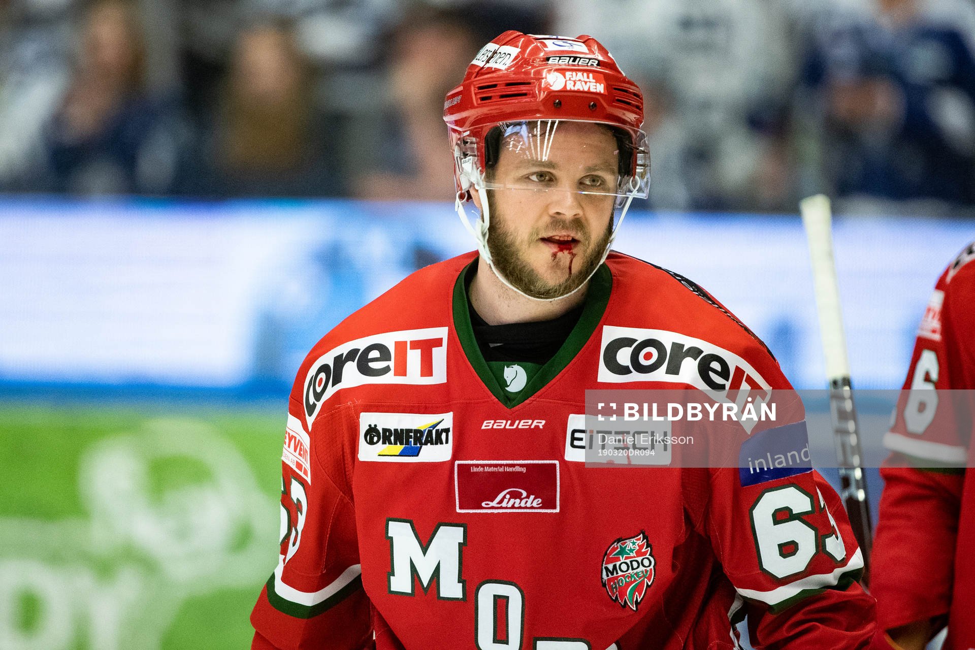 Modos Tommy Enström blöder från munnen
