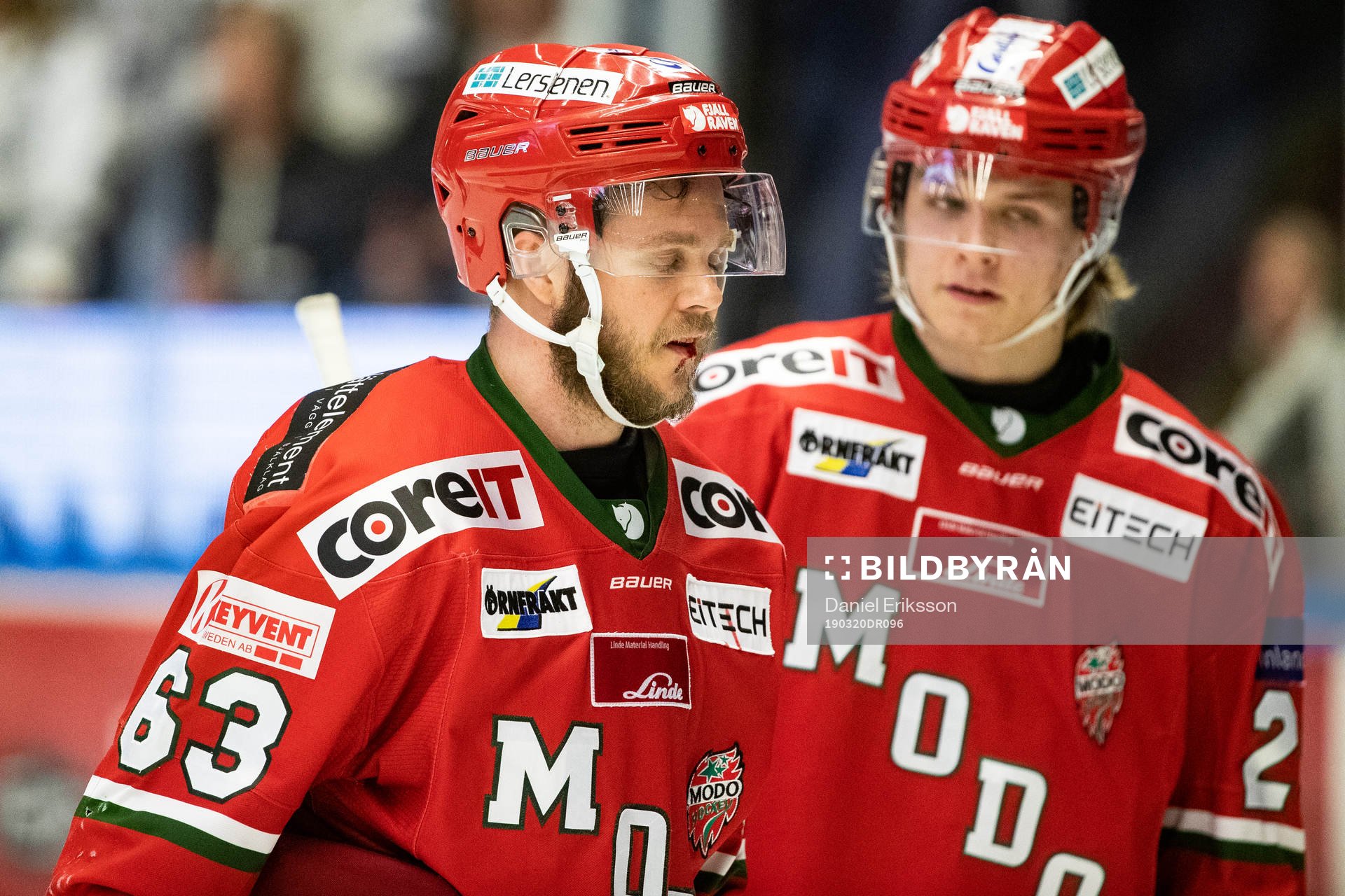 Modos Tommy Enström blöder från munnen