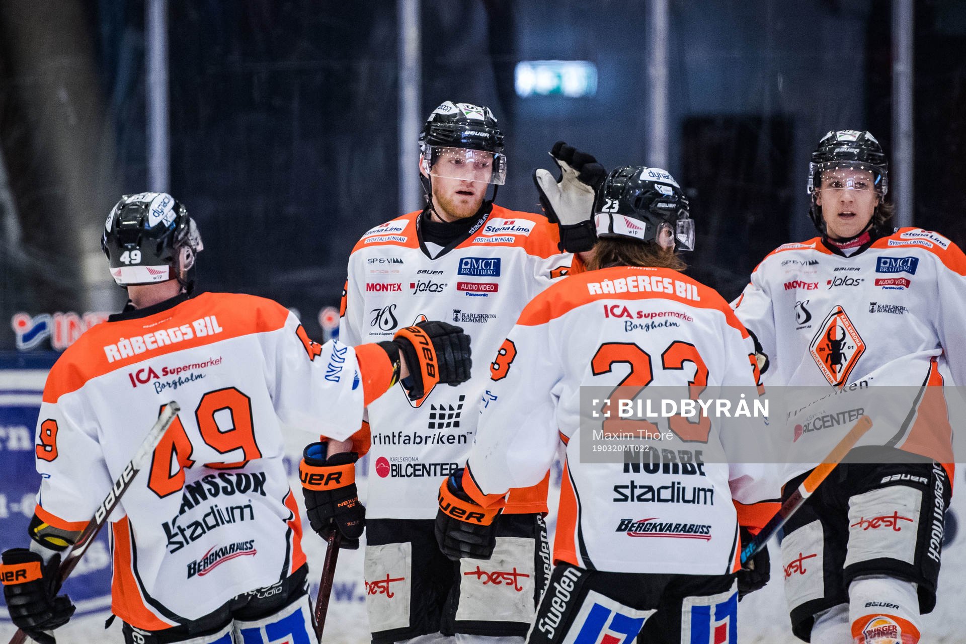 Karlskronas Joseph Jonsson jublar med lagkamrater