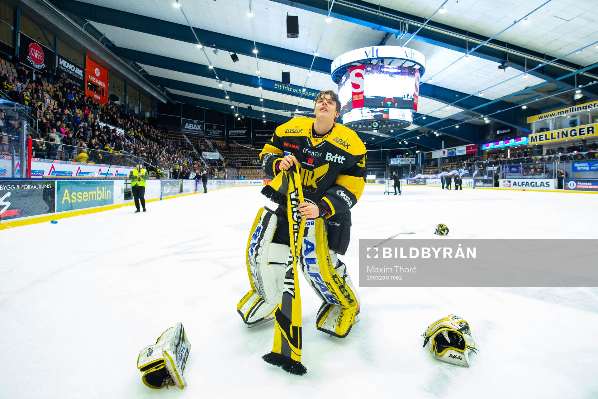 Västerås målvakt Samuel Ersson jublar mot supportrar