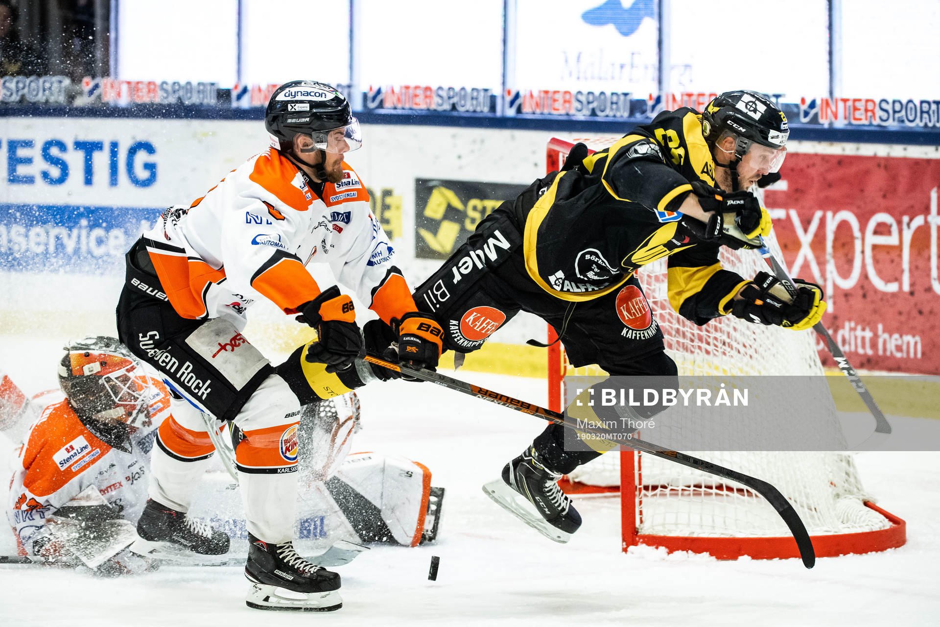 Västerås Marcus Bergman framför Karlskronas målvakt