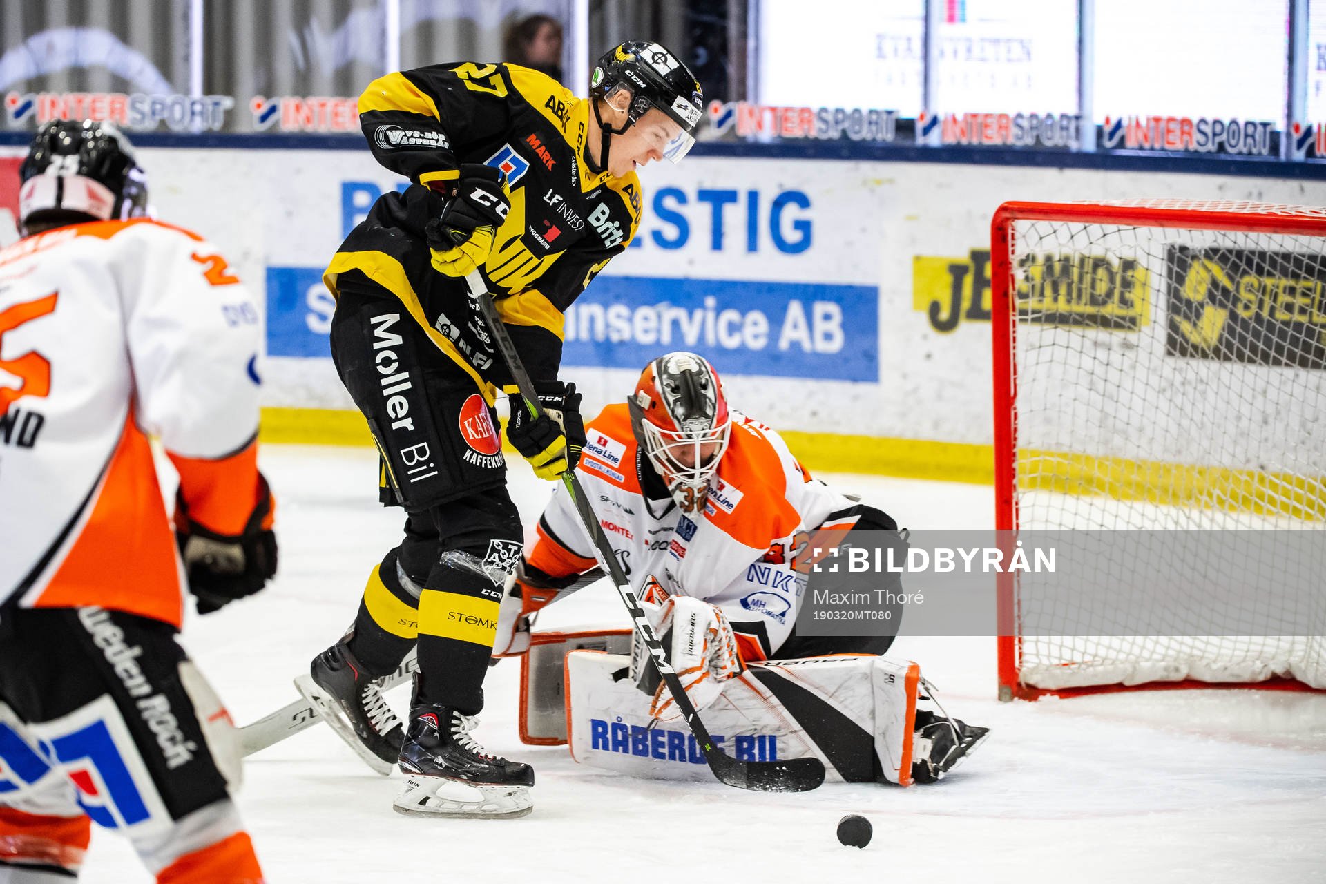 Västerås Sebastian Benker och Karlskronas målvakt Arvid