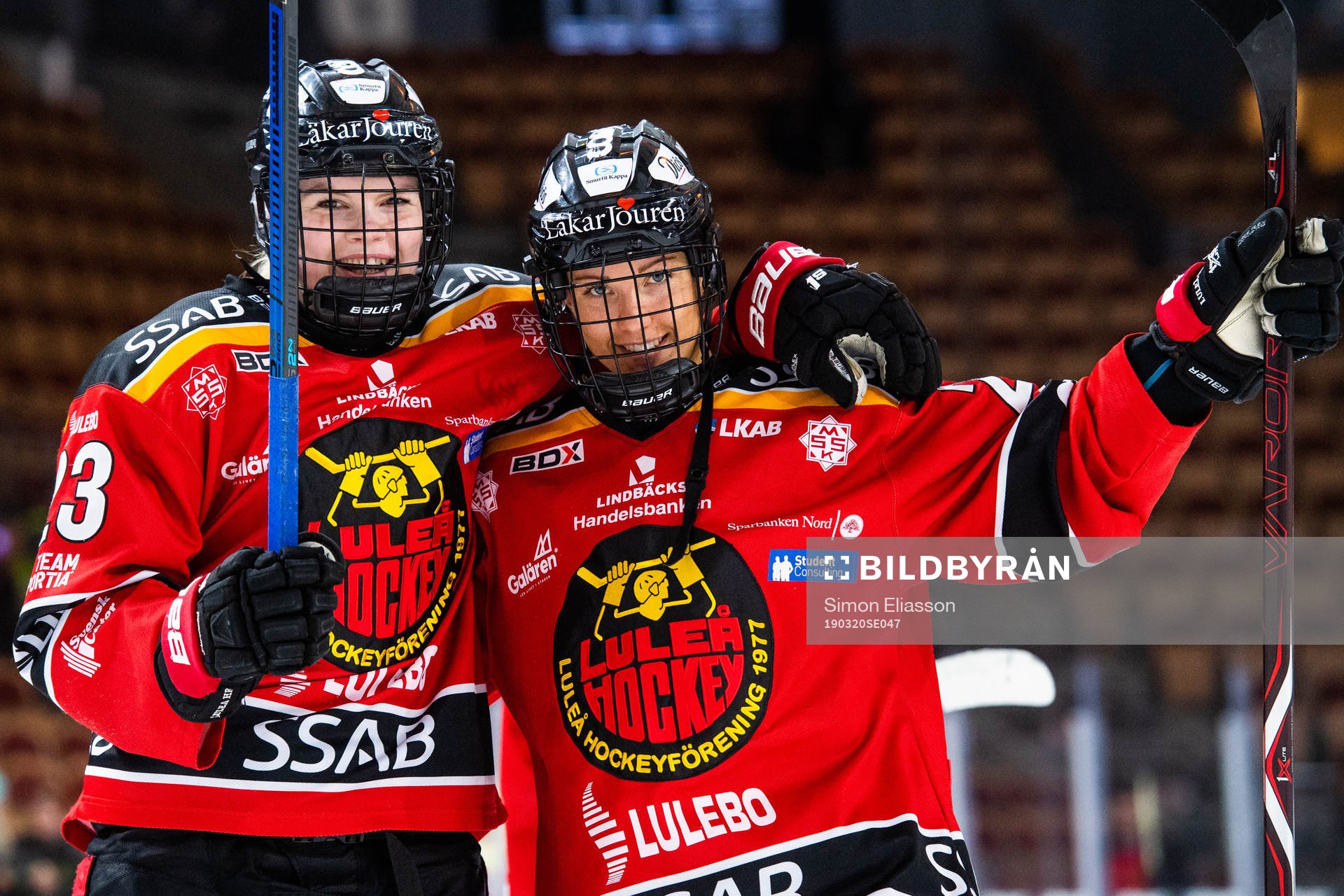 Luleås Pernilla Forsgren och Rebecca Stenberg jublar