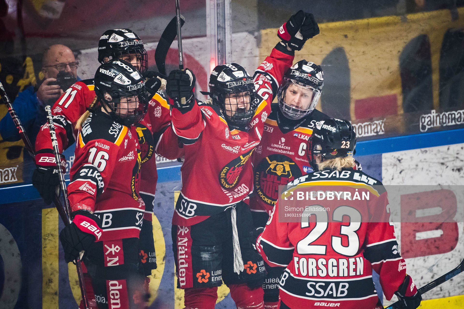 Luleås Emma Nordin jublar med lagkamrater