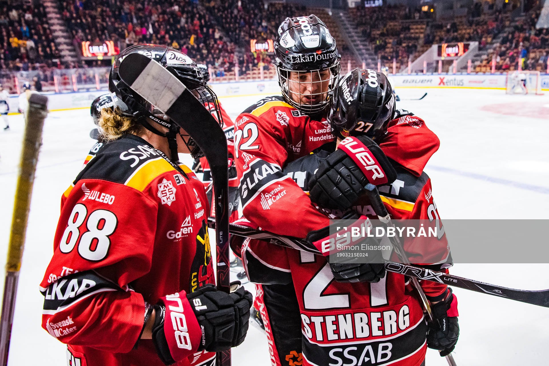 Luleås Melinda Olsson och Rebecca Stenberg jublar