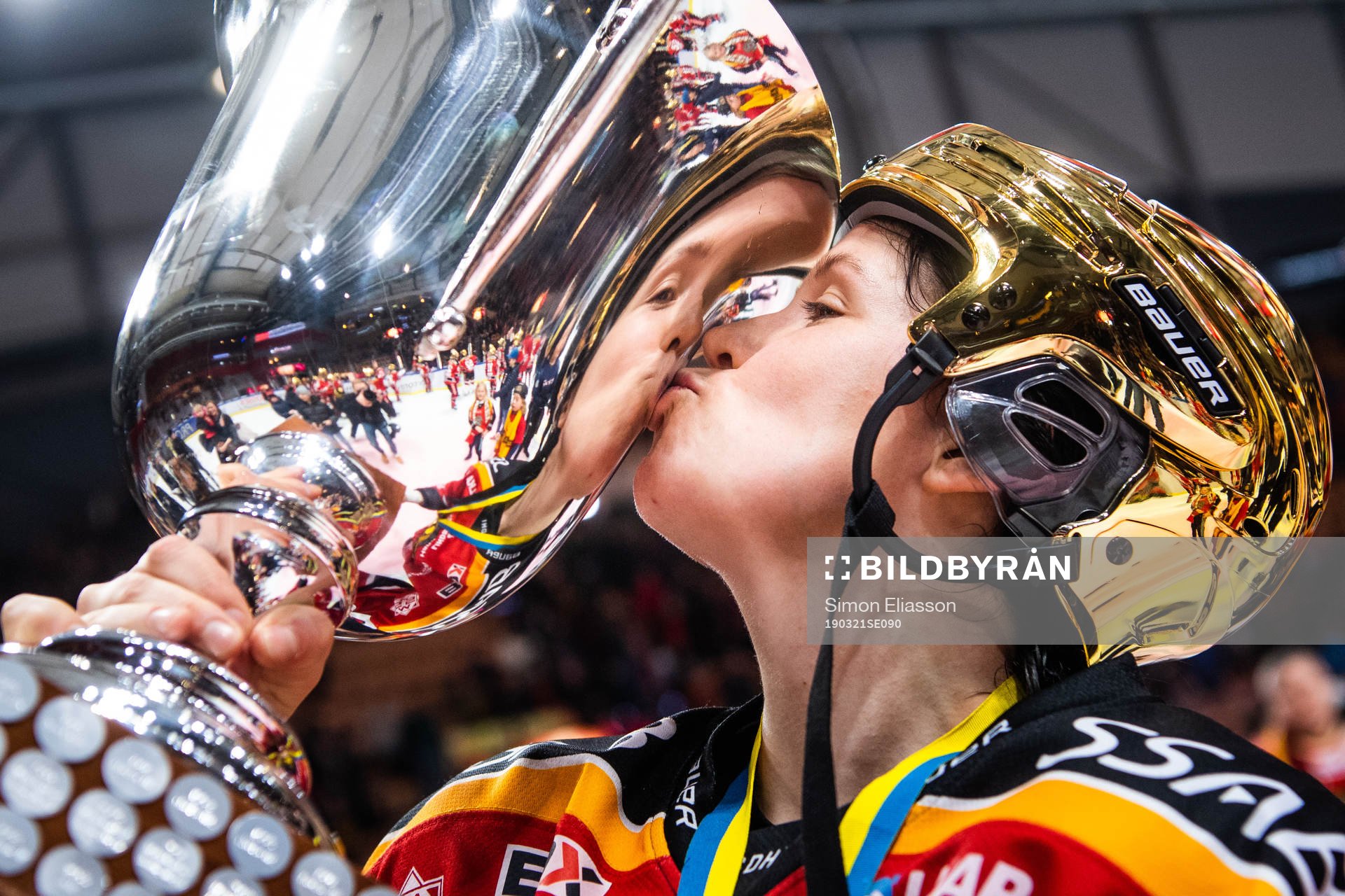 Luleås Michelle Karvinen jublar med pokalen