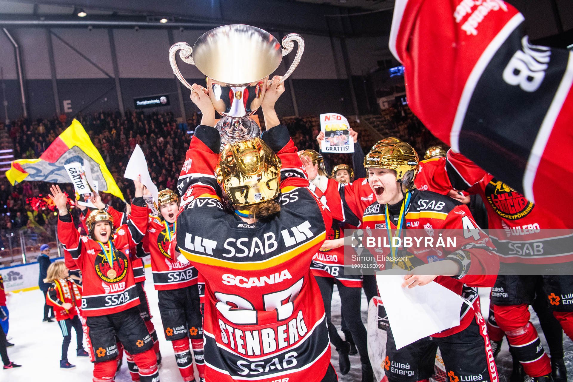 Luleås Rebecca Stenberg jublar med pokalen