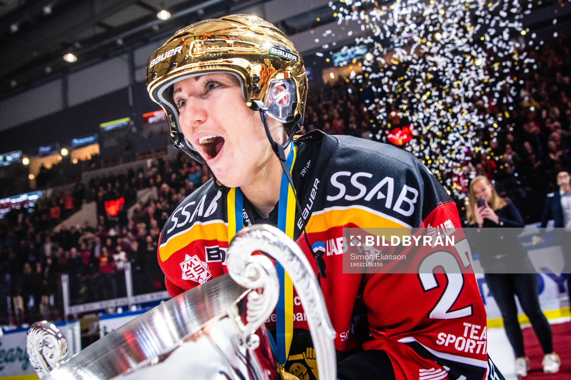 Luleås Rebecca Stenberg jublar med pokalen