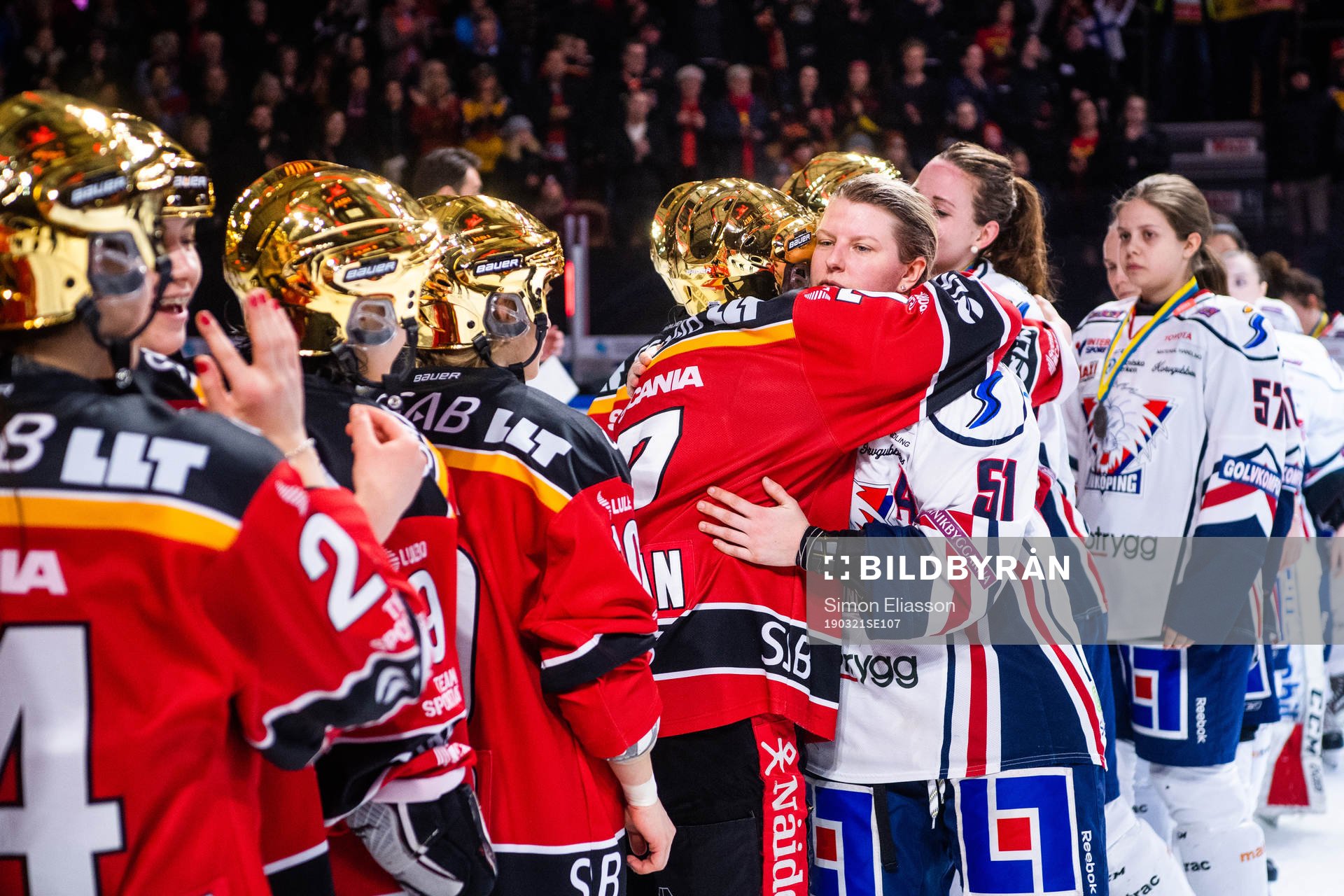 Linköpings Pernilla Winberg tackar Luleås spelare
