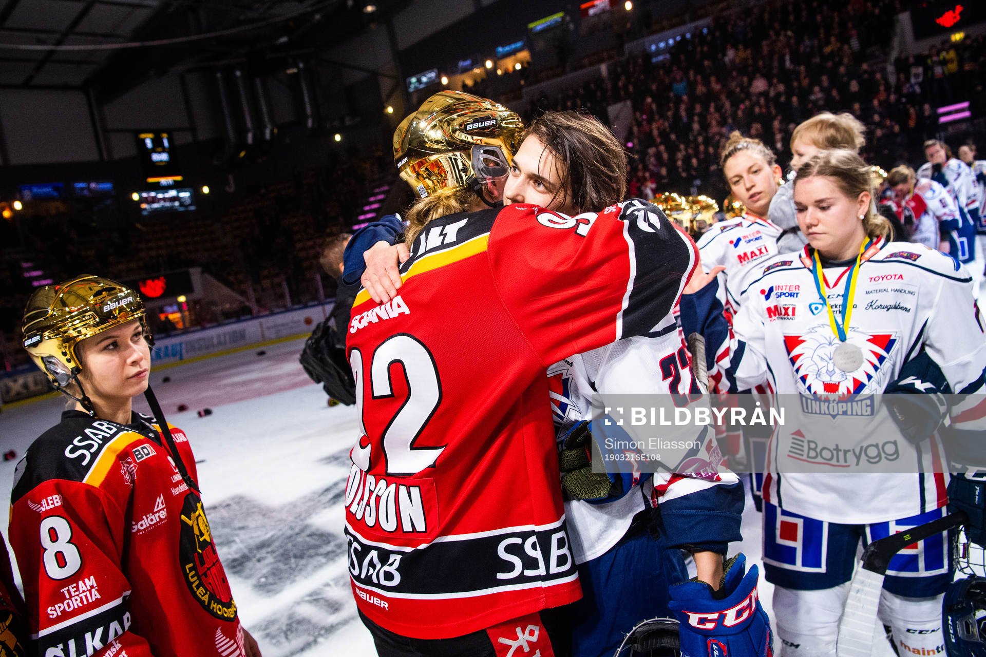 Linköpings Denise Altmann tackar Luleås Melinda Olsson
