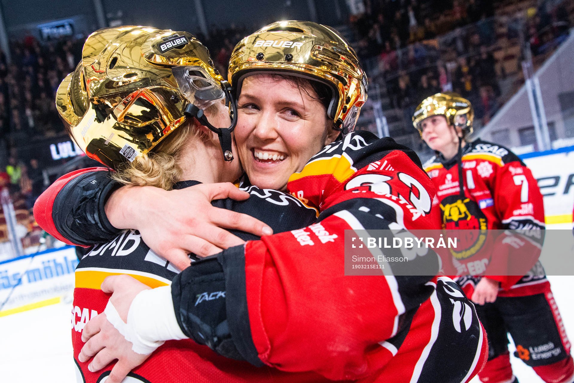 Luleås Pernilla Forsgren och Michelle Karvinen jublar