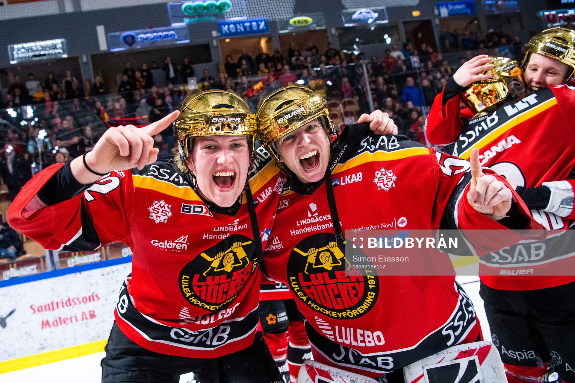 Luleås Melinda Olsson och målvakt Sara Grahn jublar