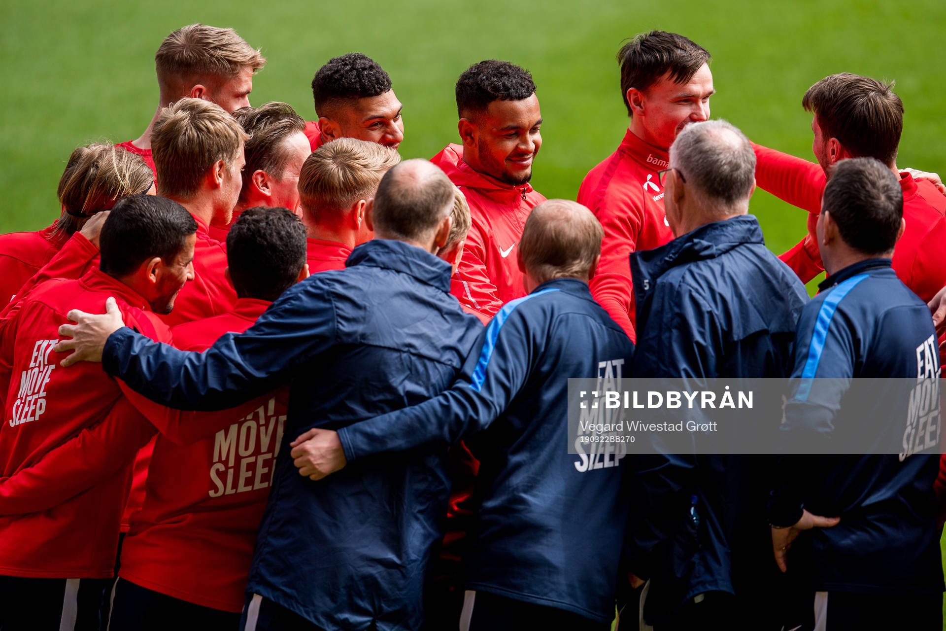 Joshua King, the players and staff of Norway gather in a
