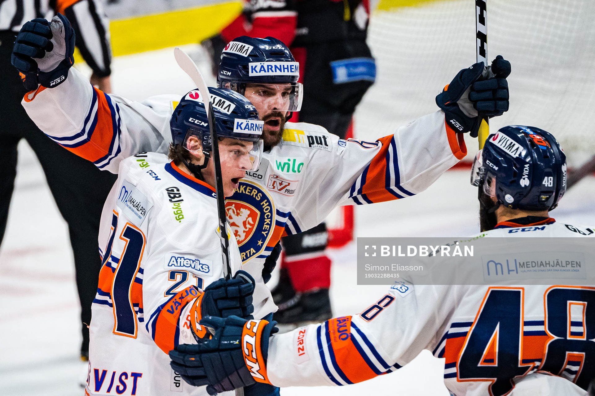 Växjös Linus Fröberg jublar med lagkamrater