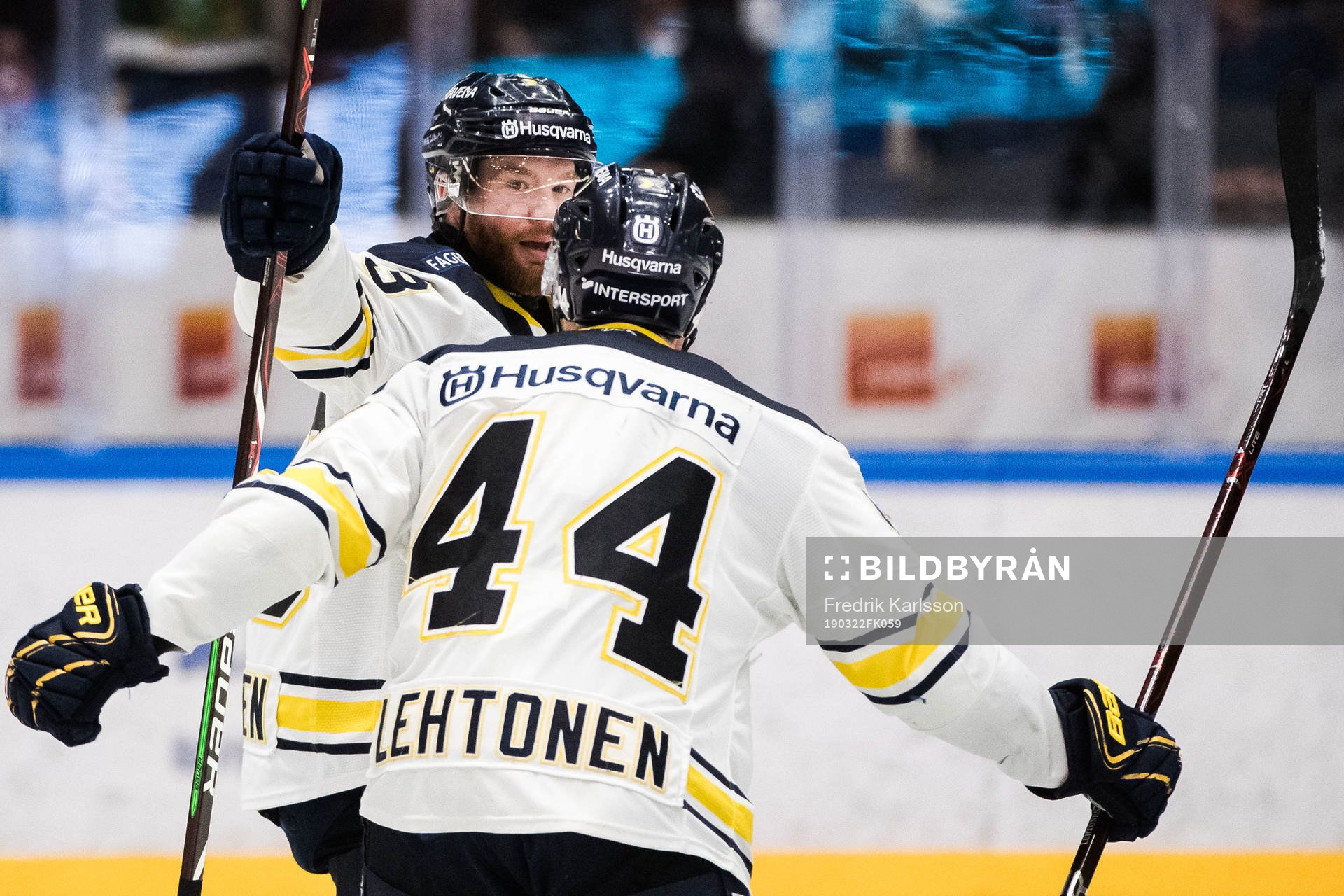 s Robin Figren och Mikko Lehtonen jublar