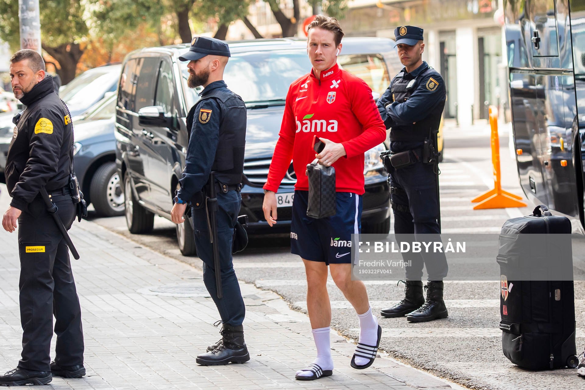 Stefan Johansen of Norway arrives the stadium