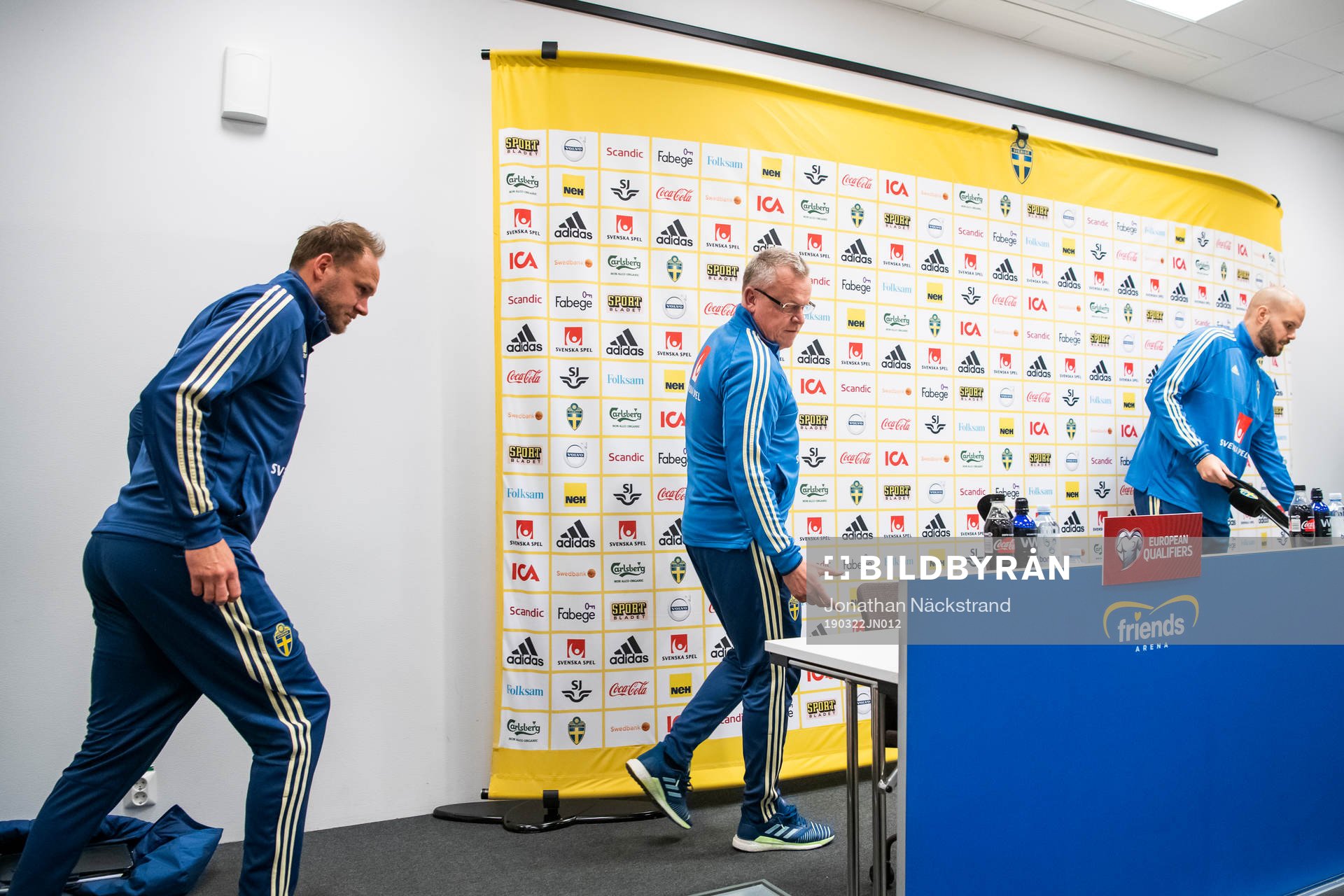 Sweden's head coach Janne Andersson (C) and team captain