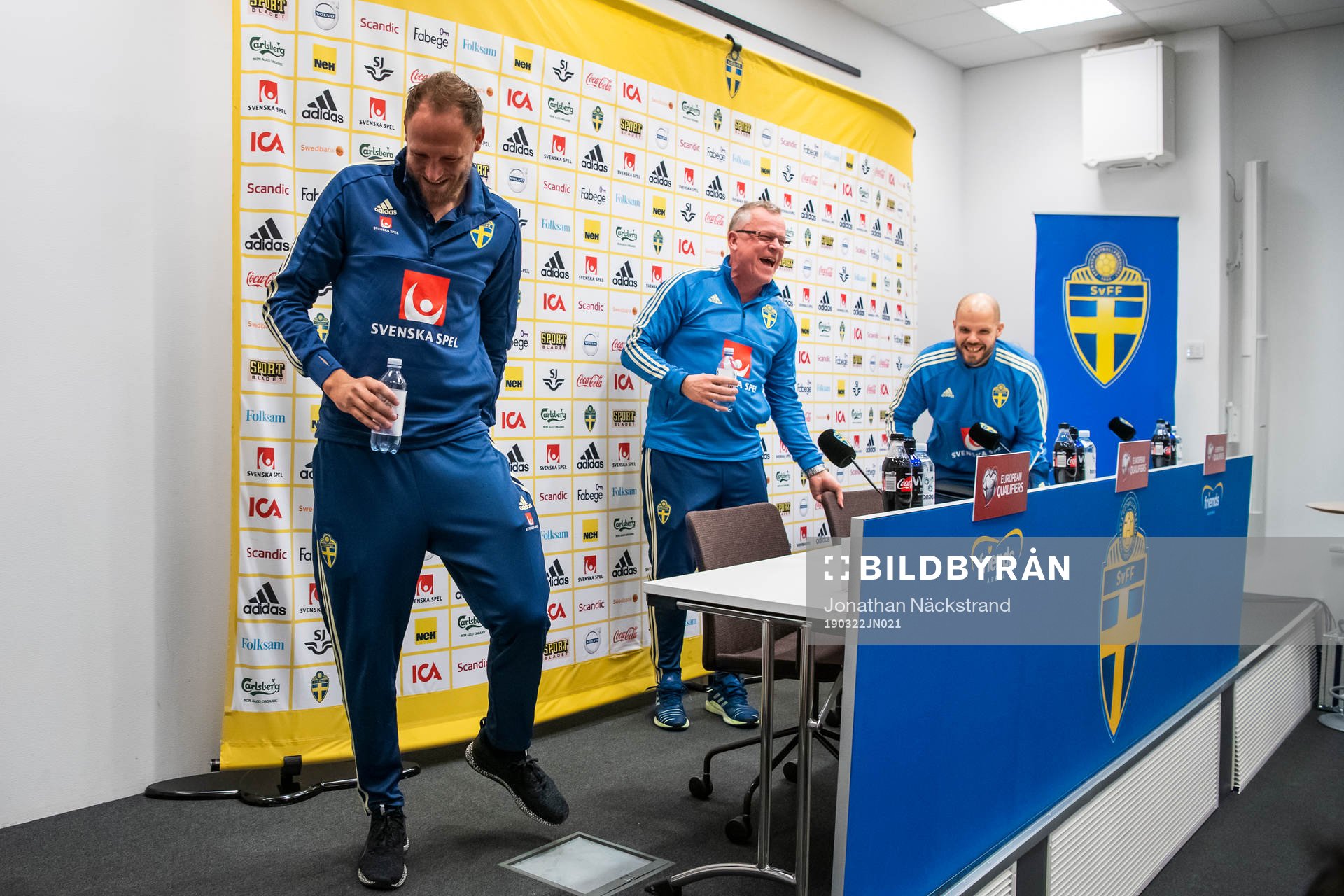 Sweden's head coach Janne Andersson (C) and team captain