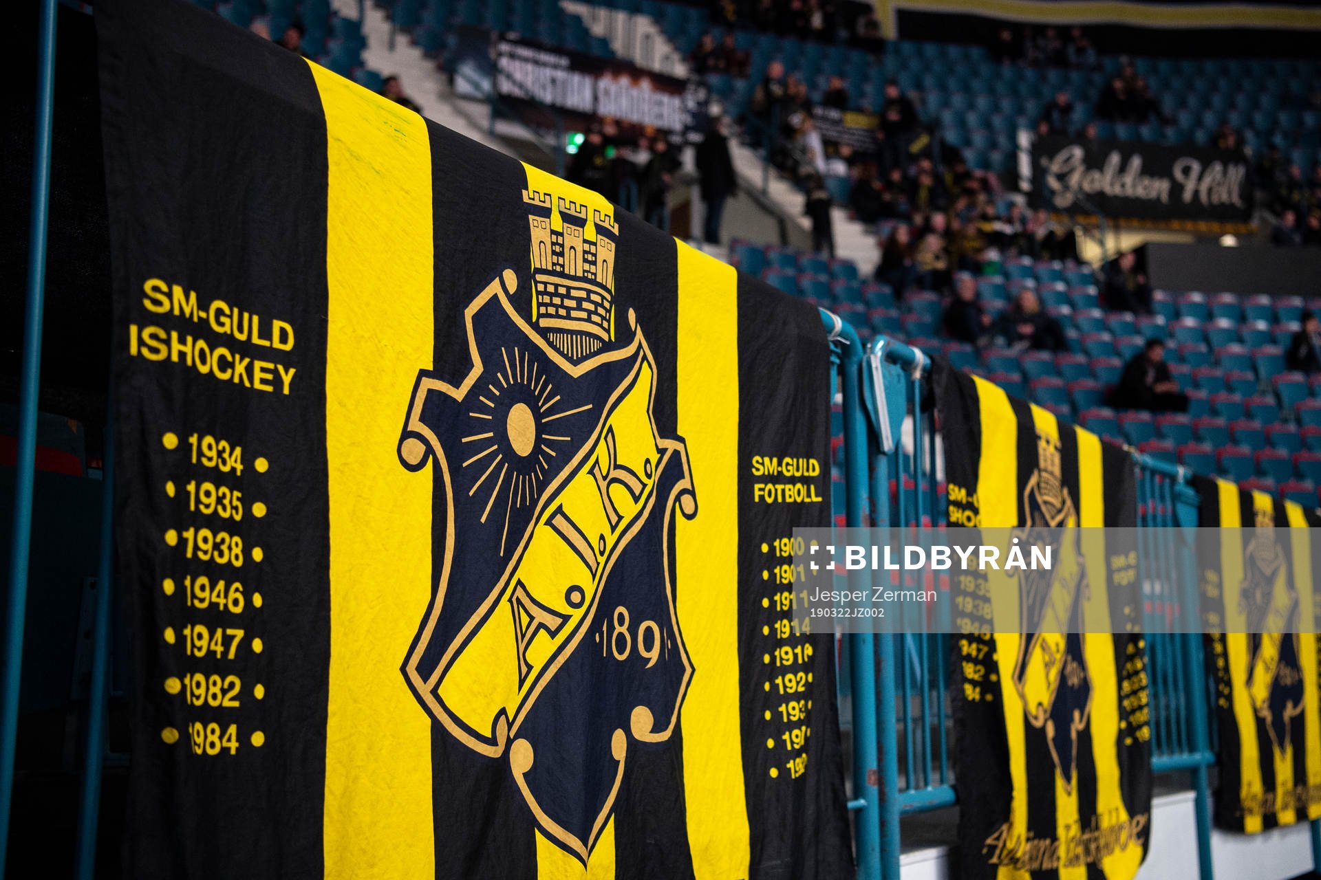 AIK-flaggor nedanför klacksektionen