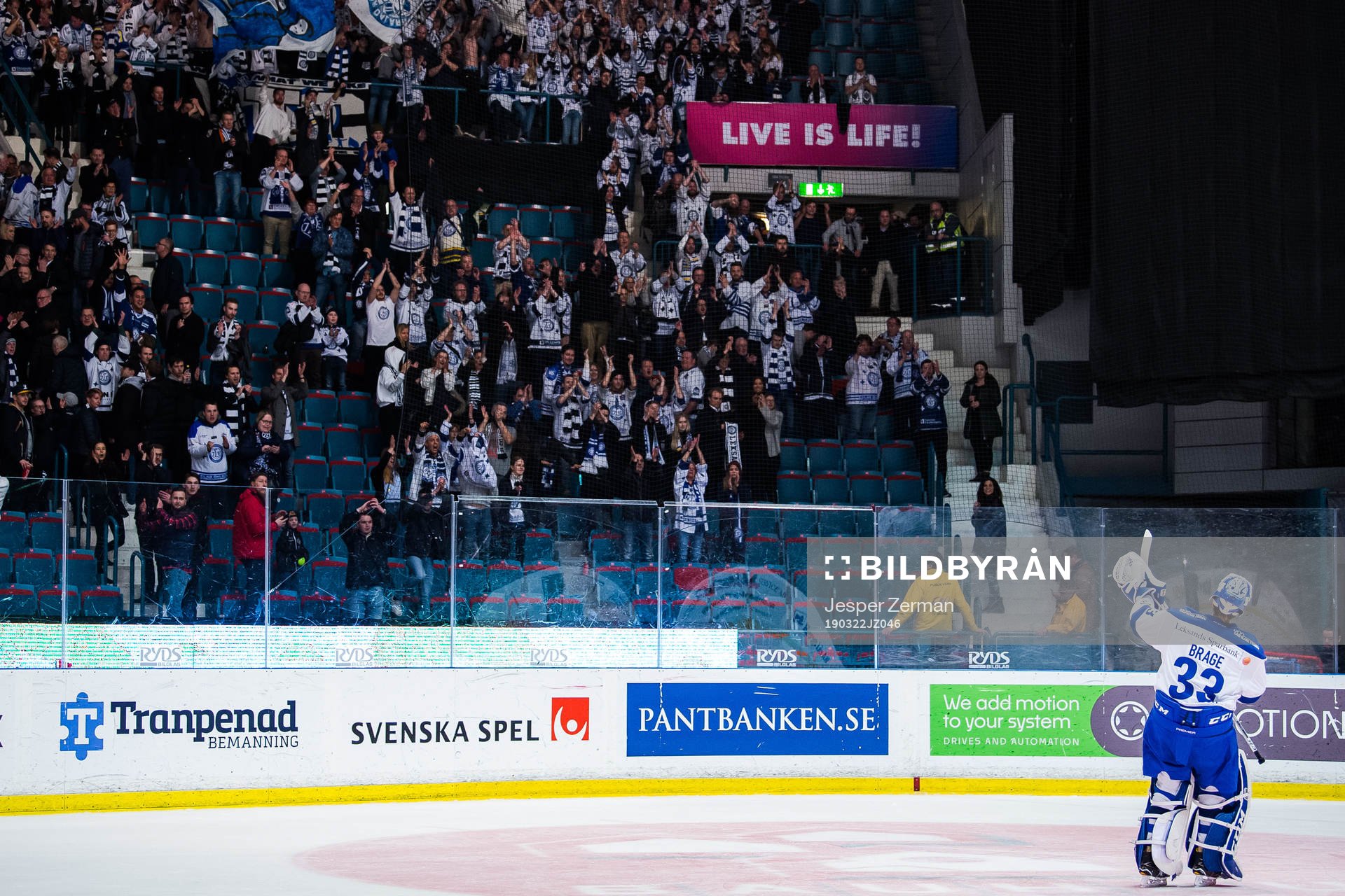 Leksands målvakt Axel Brage tackar publiken