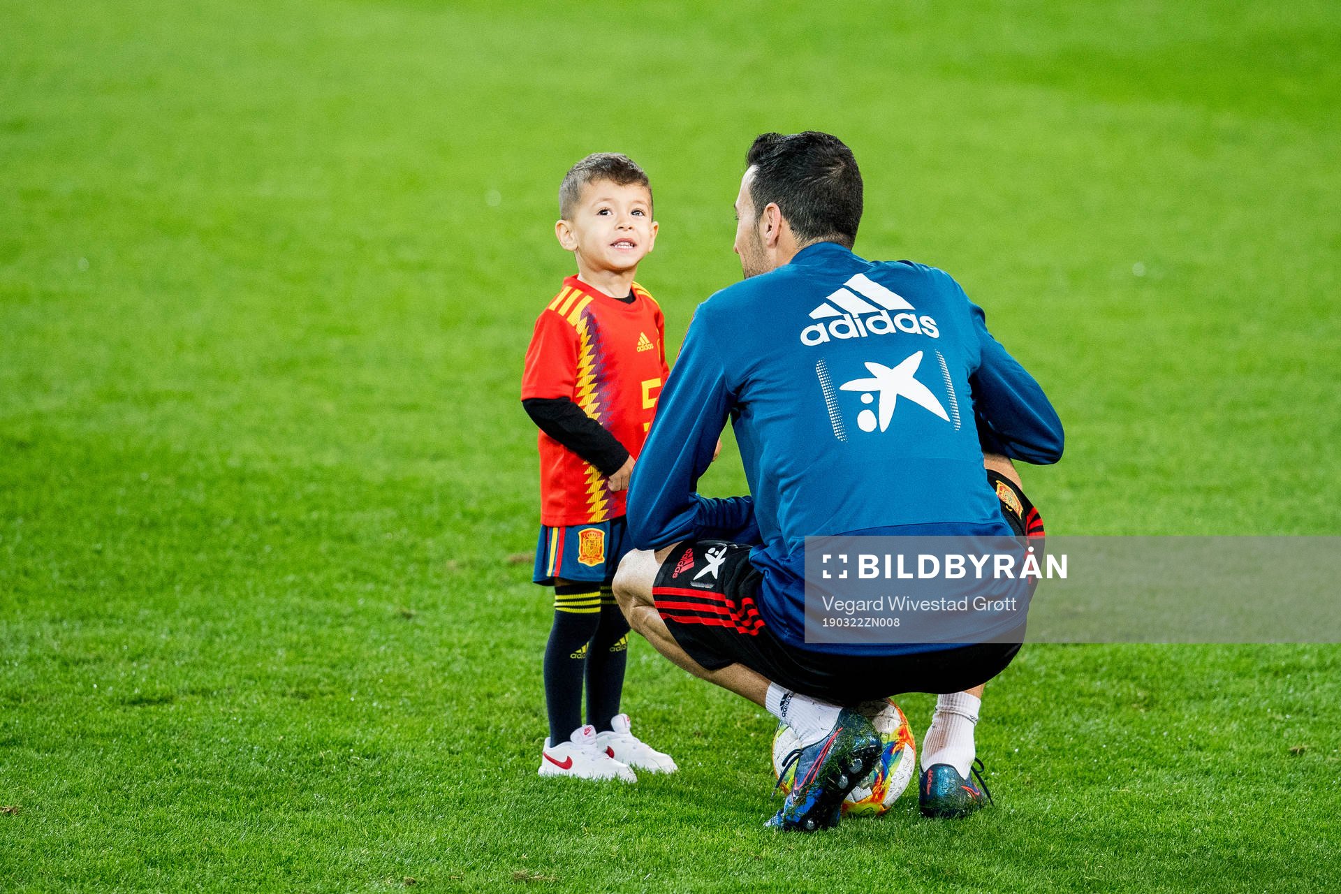 Sergio Busquets of Spain with his son during a training session on March 22, 2019 in Valencia.