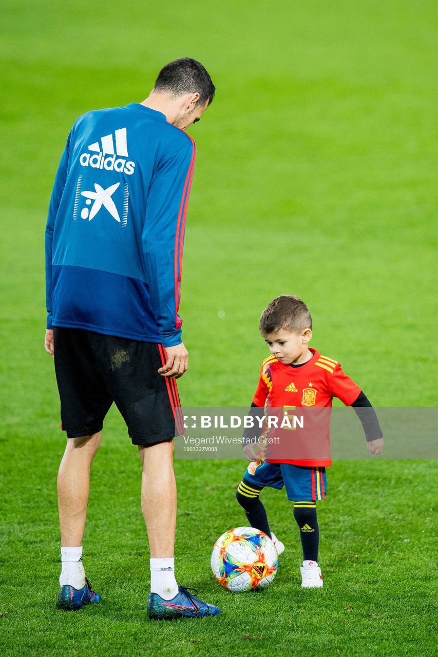 Sergio Busquets of Spain with his son during a training session on March 22, 2019 in Valencia.