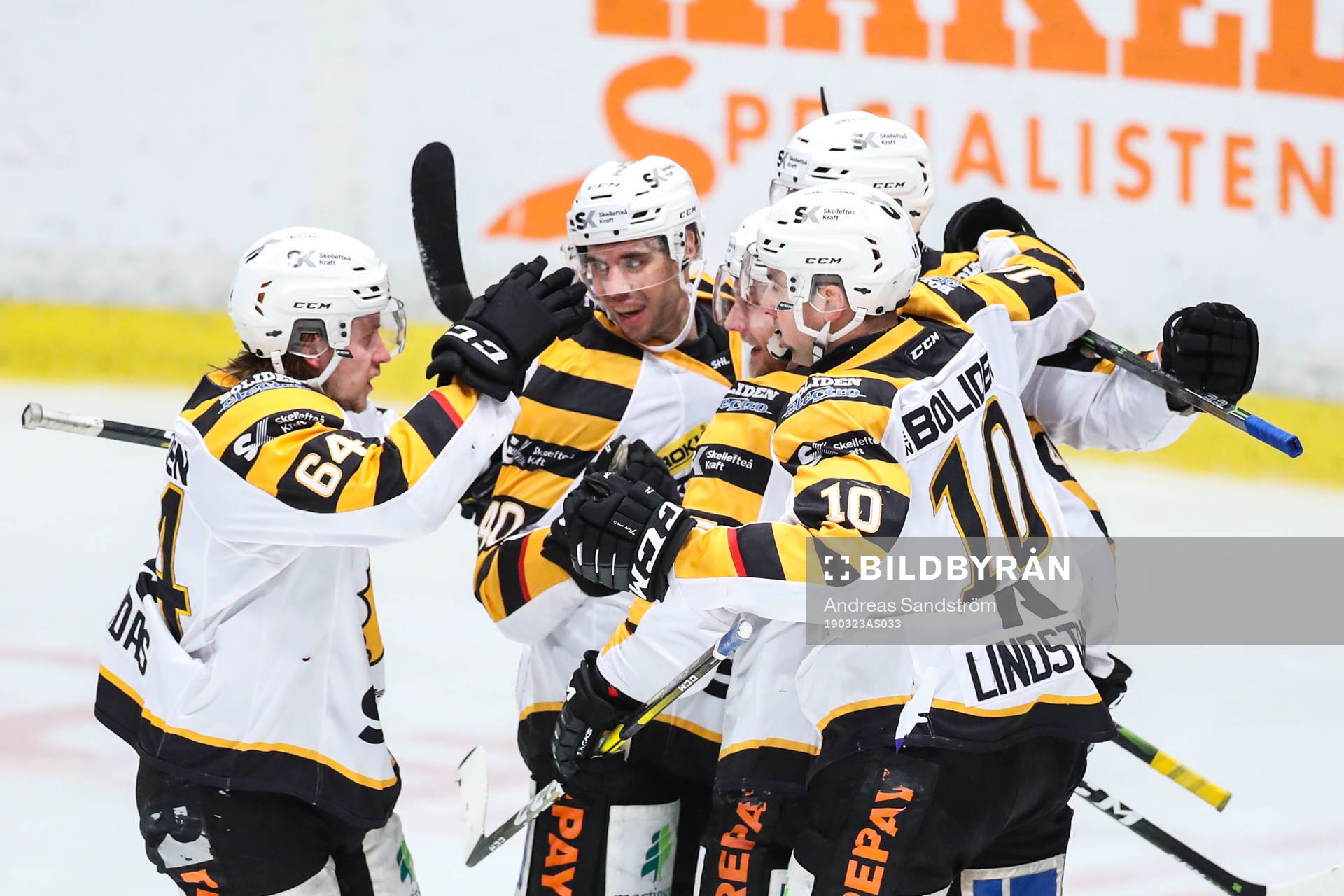 Skellefteås Robin Alvarez jublar med lagkamrater