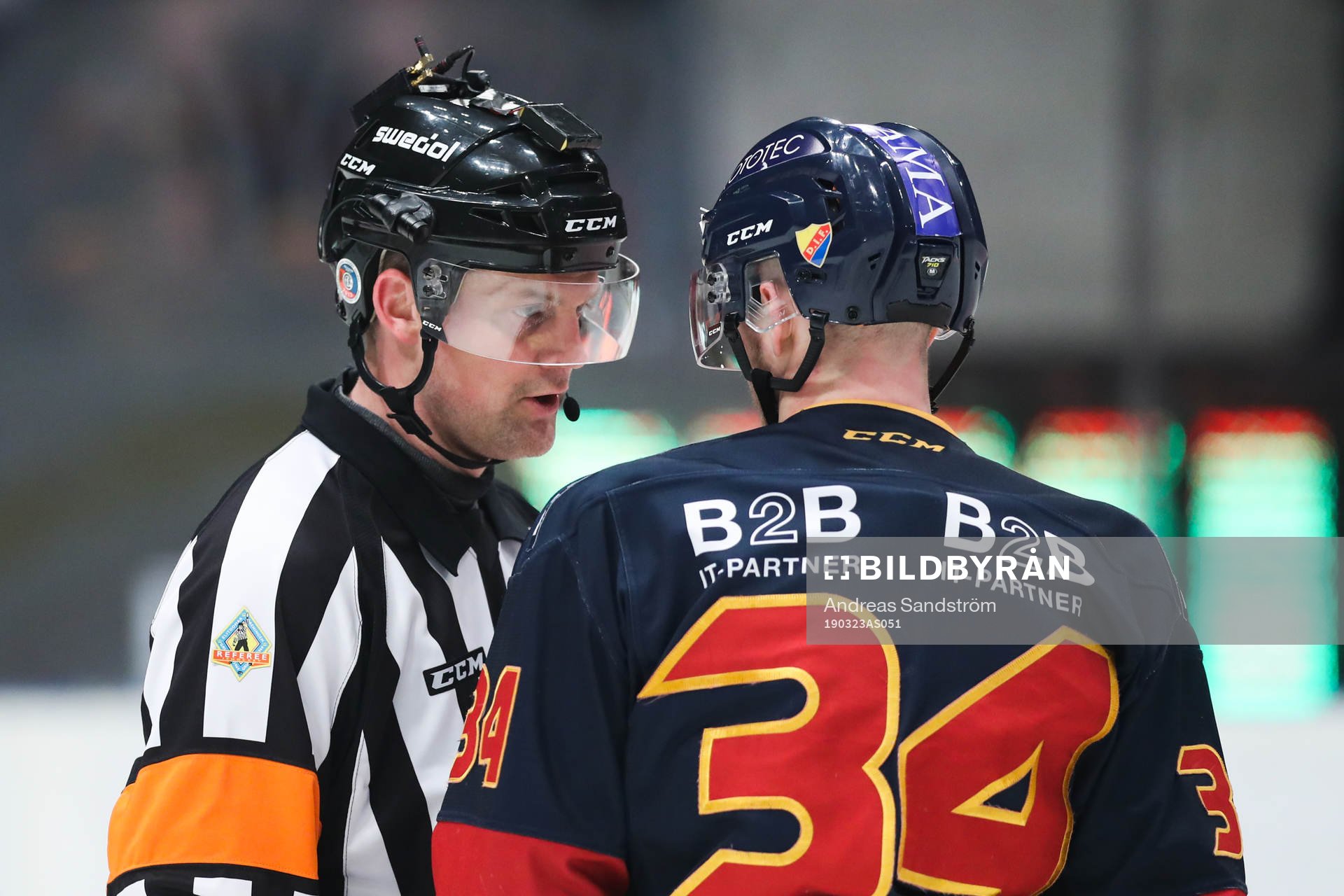 Domare Mikael Nord samtalar med Djurgårdens Daniel Brodin