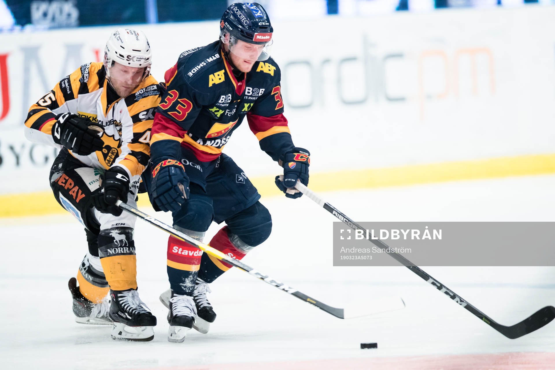 Skellefteås Oscar Möller i kamp om pucken med