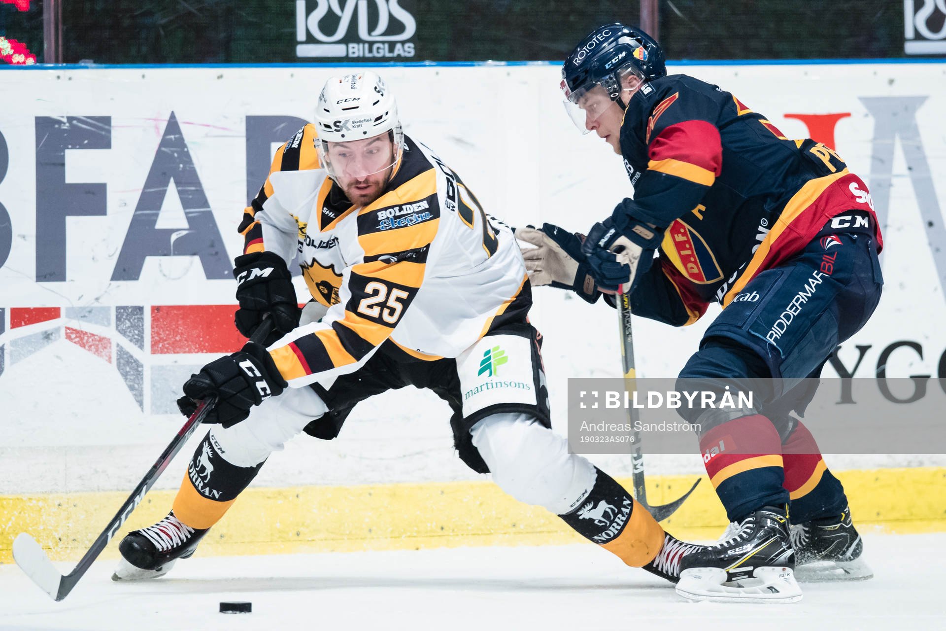 Skellefteås Albin Lundin i kamp om pucken med Djurgårdens