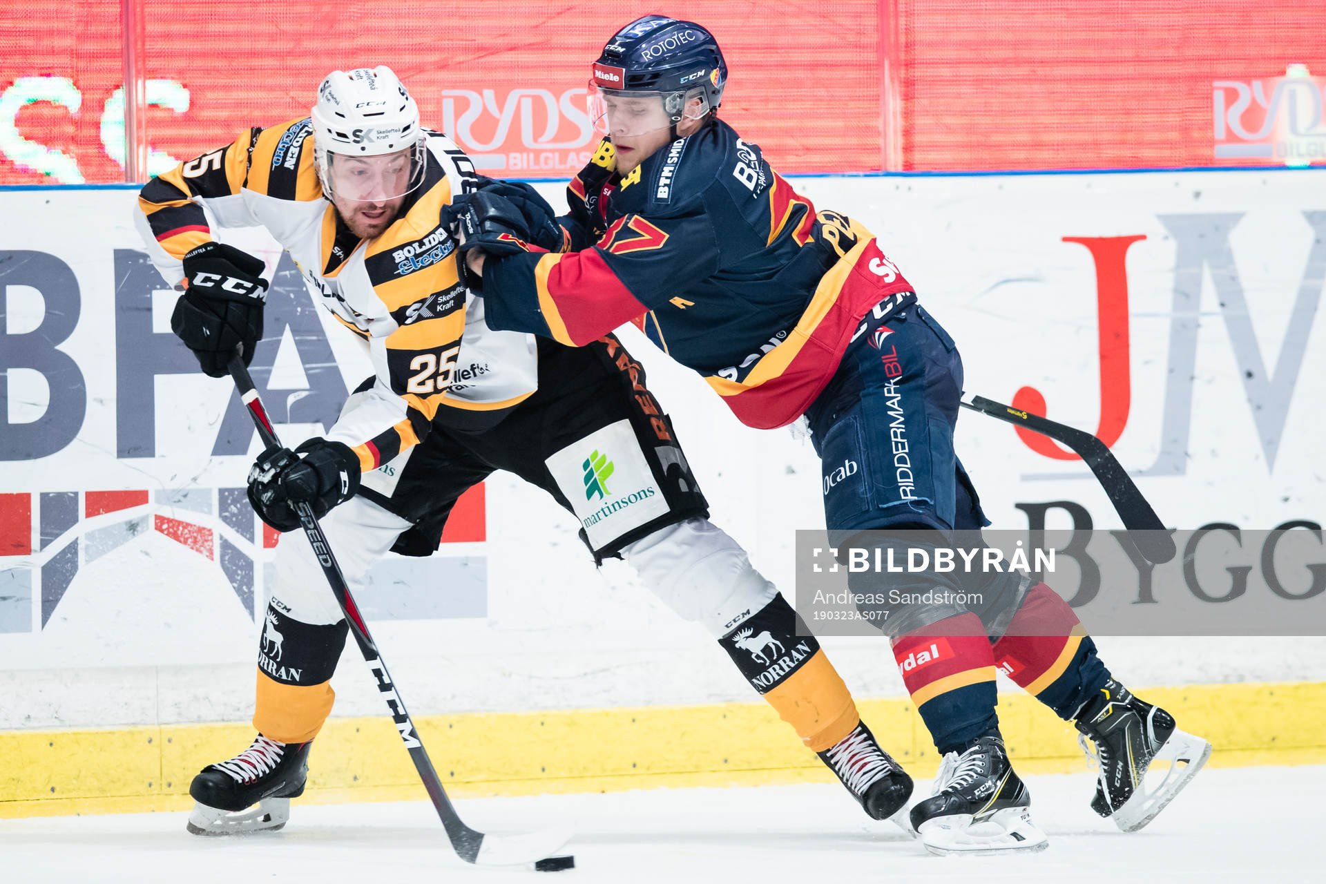 Skellefteås Albin Lundin i kamp om pucken med Djurgårdens