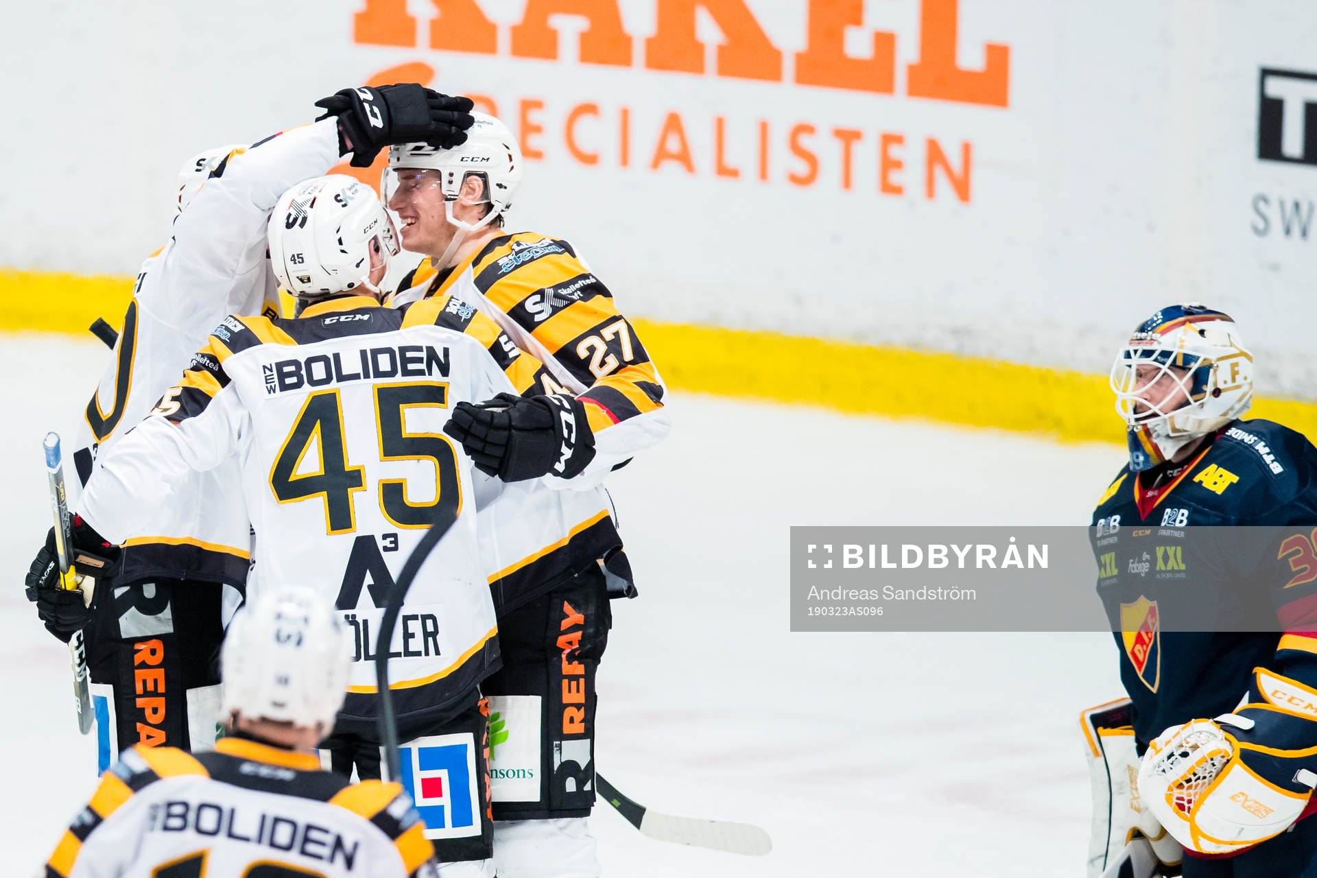 Skellefteås Robin Alvarez (h) jublar med Jesper Jensen (v)