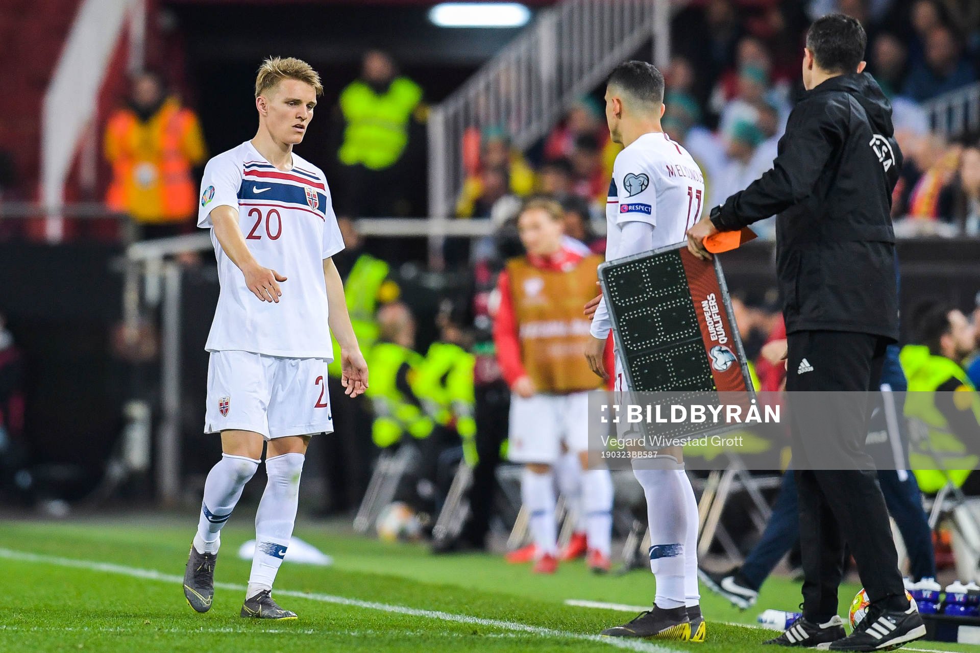 Martin Ødegaard changes with Mohamed Elyounoussi of Norway