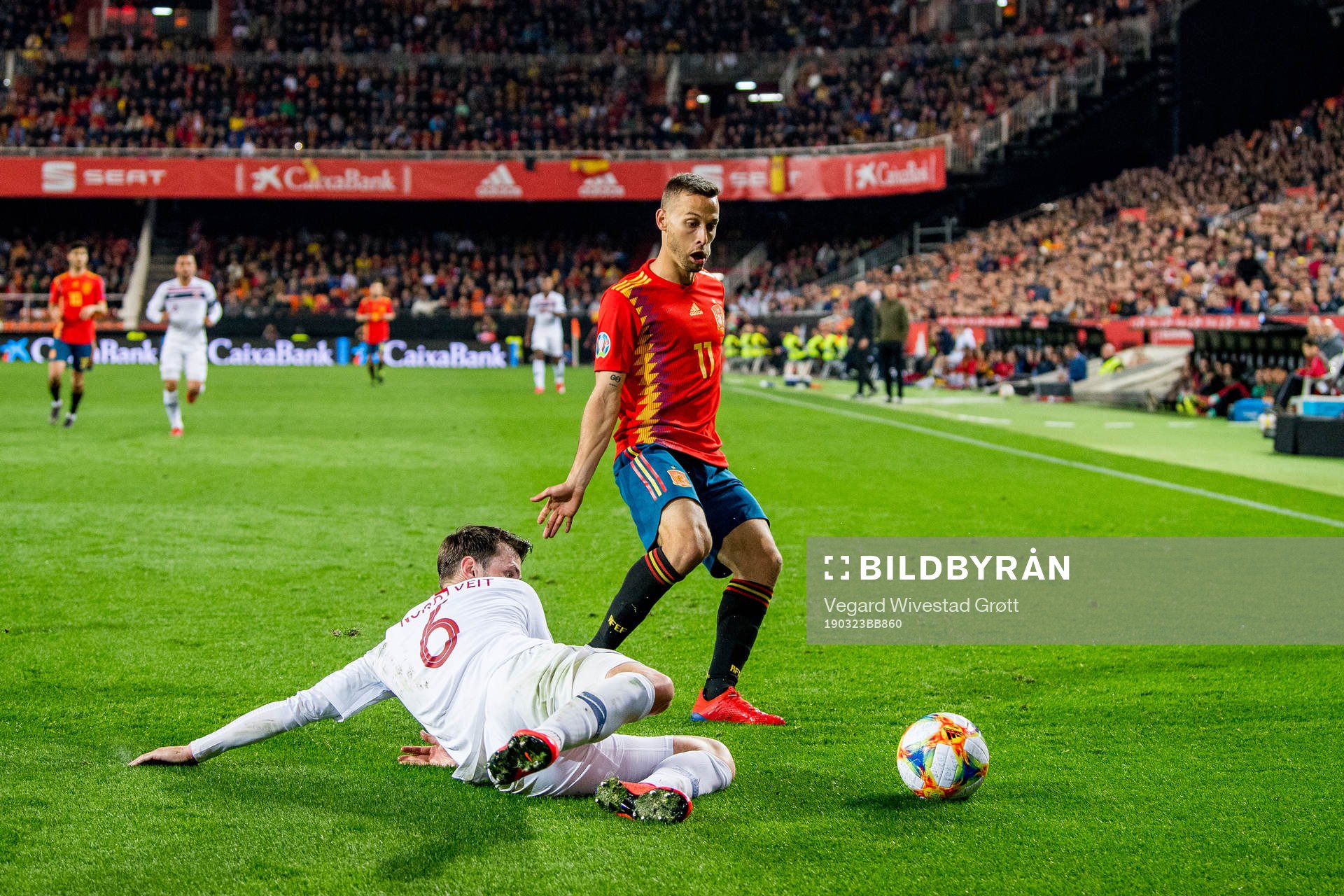 Håvard Nordtveit of Norway and Sergio Canales of Spain
