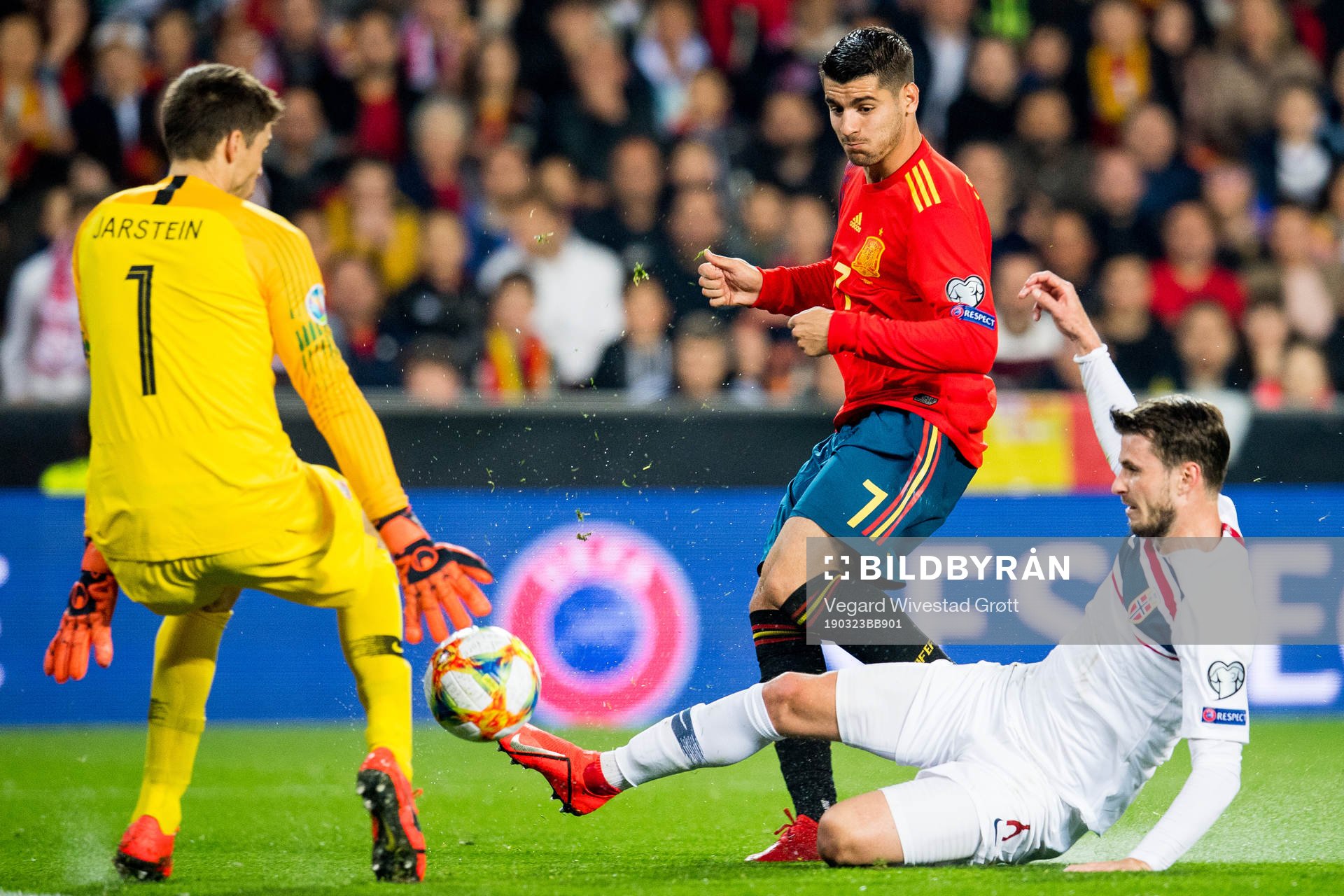 Goalkeeper Rune Almenning Jarstein, Alvaro Morata of Spain