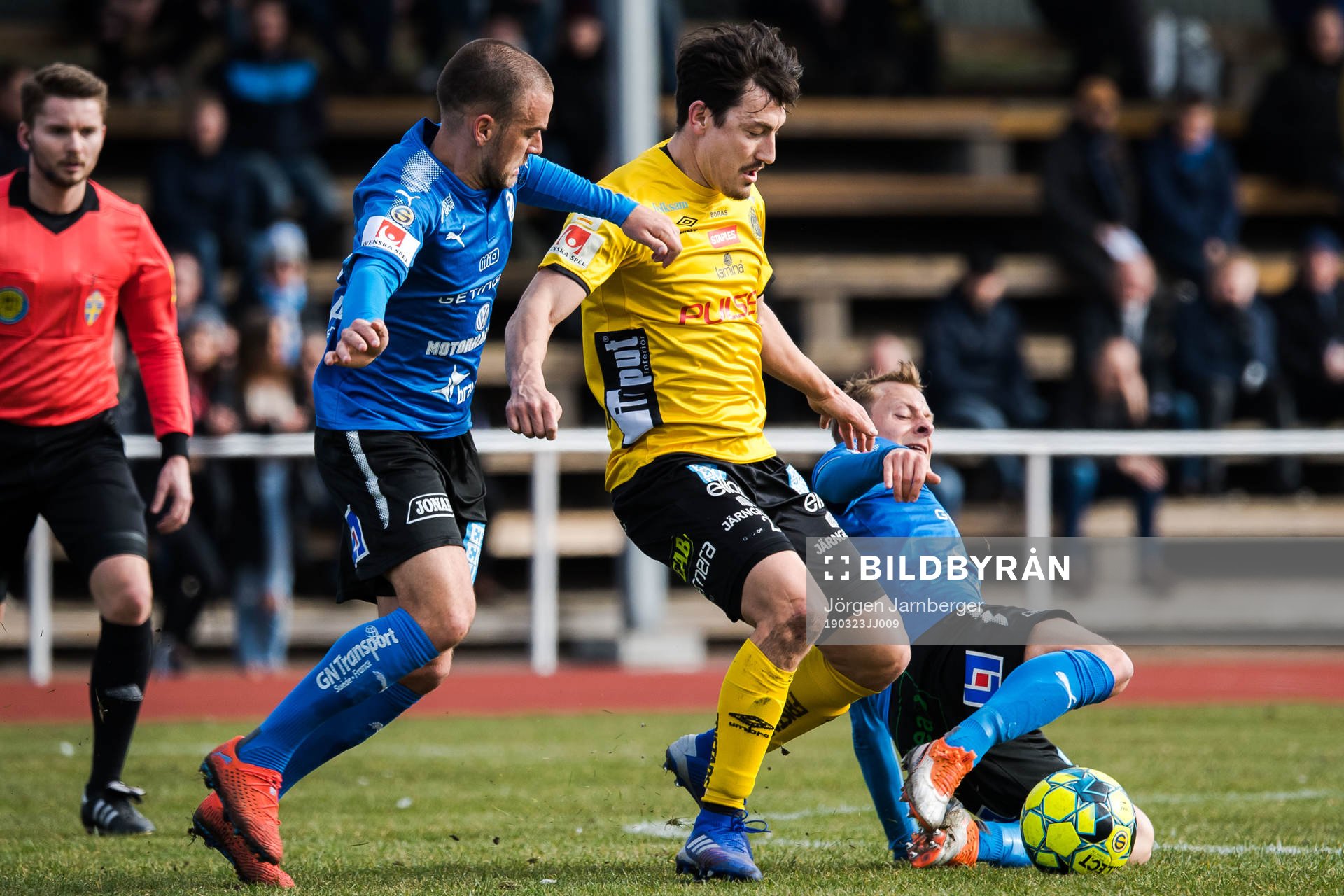 Elfsborgs Stefan Ishizaki i kamp med Halmstads Oscar Petersson och Joel Allansson under träningsmatchen i fotboll mellan Halmstad - Elfsborg den 23 mars 2019 i Halmstad.