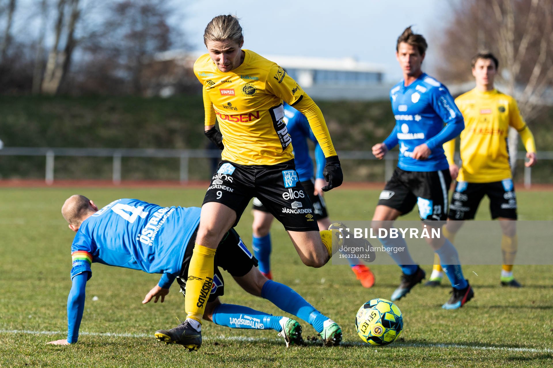 Elfsborgs Pawel Cibicki tar sig förbi Halmstads Andreas Johansson (rygg mot kameran) under träningsmatchen i fotboll mellan Halmstad - Elfsborg den 23 mars 2019 i Halmstad.