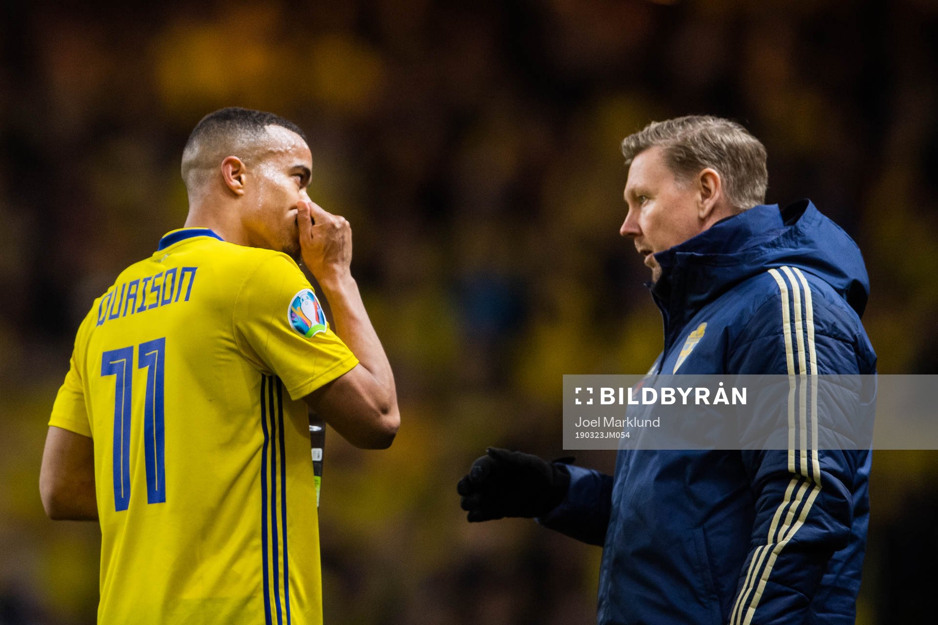Assistant coach Peter Wettergren and Robin Quaison of Sweden