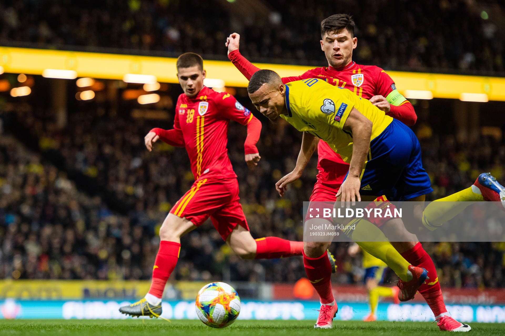 Robin Quaison of Sweden and Cristian Sapunaru of Romania