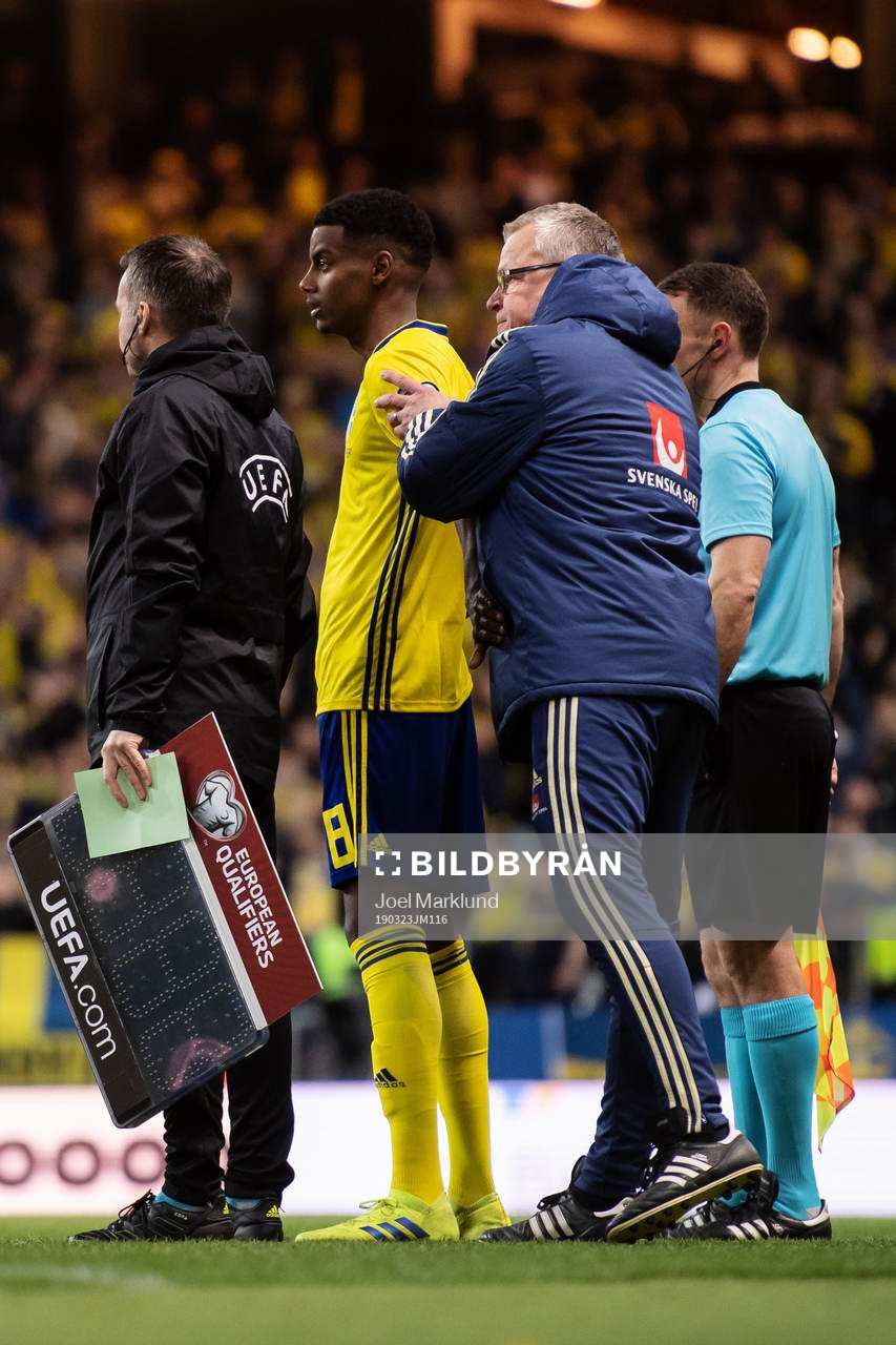 Alexander Isak and head coach Janne Andersson of Sweden