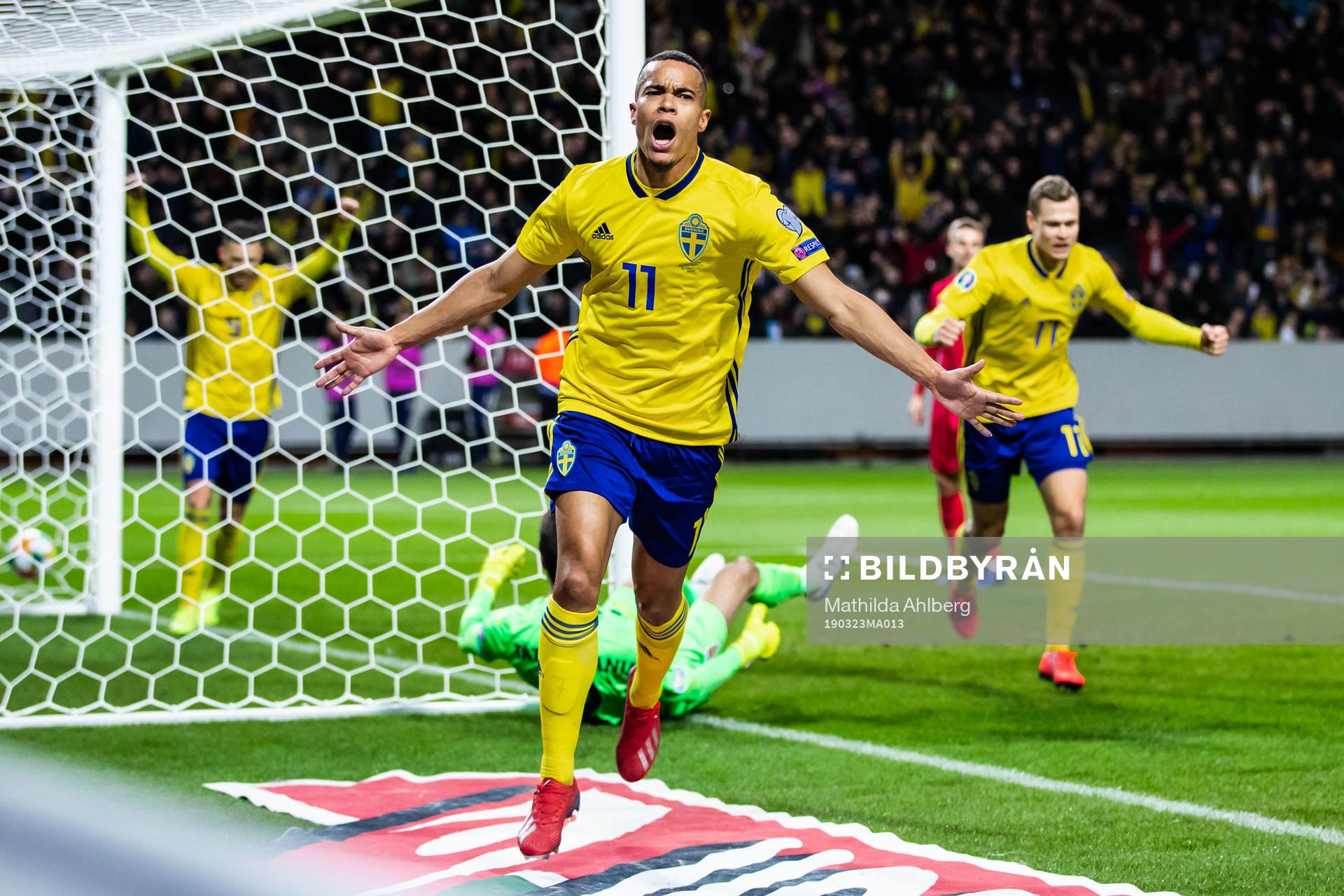 Robin Quaison of Sweden celebrates