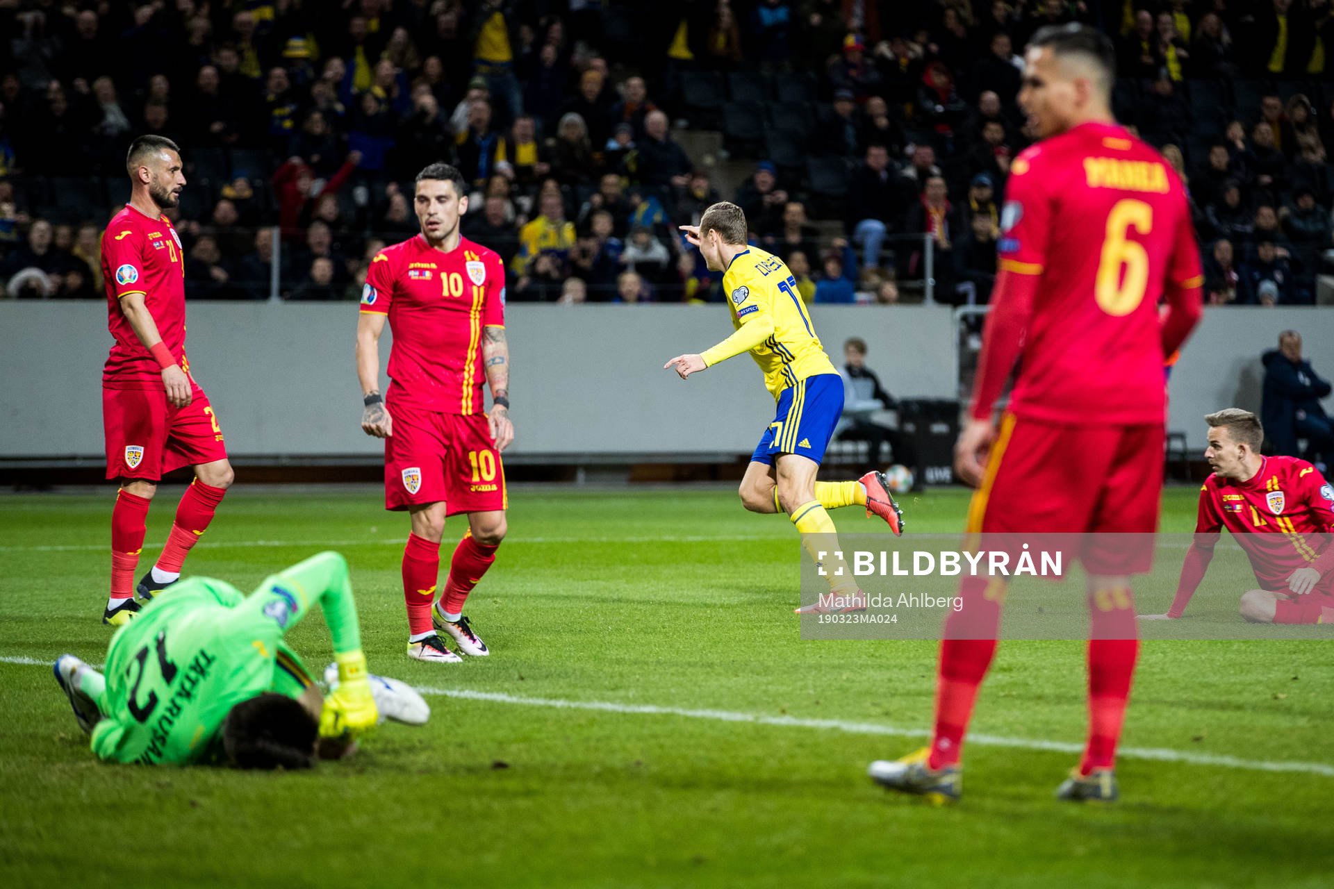 Viktor Claesson of Sweden celebrates and players of Romania