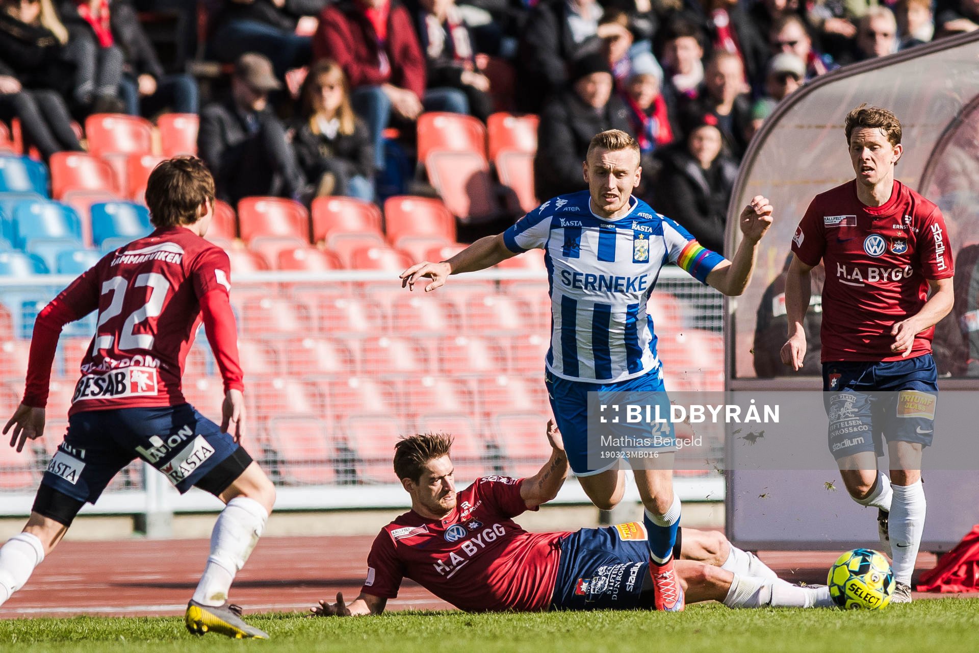 IFK Göteborgs Sebastian Ohlsson i kamp med Örgrytes Filip Almström Tähti, Victor Sköld och Anton Lans under träningsmatchen i fotboll mellan IFK Göteborg och Örgryte den 23 mars 2019 i Göteborg.