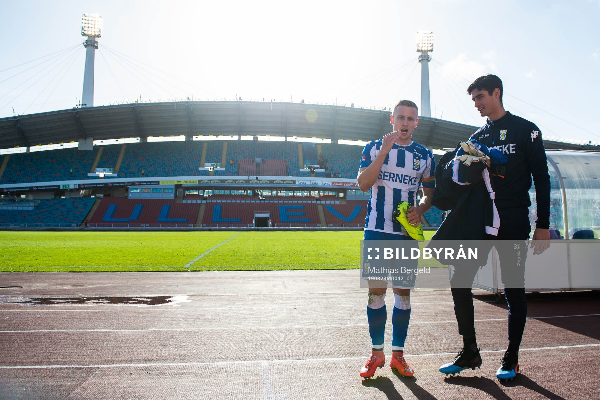 IFK Göteborgs Sebastian Ohlsson och målvakt Tom Amos efter träningsmatchen i fotboll mellan IFK Göteborg och Örgryte den 23 mars 2019 i Göteborg.